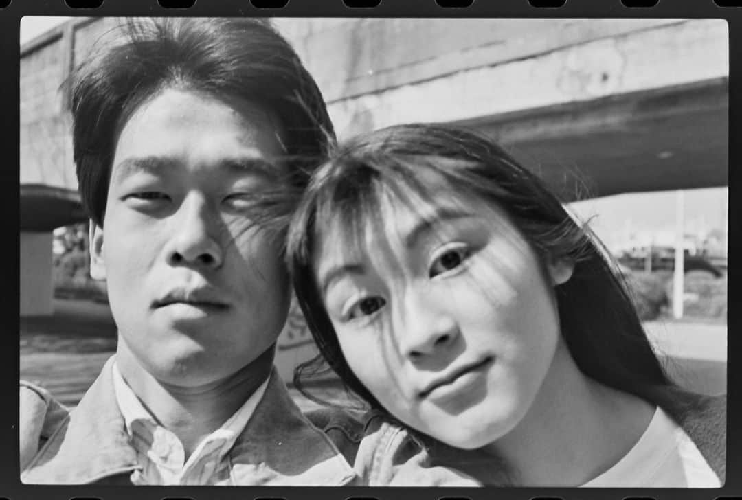 MIHOさんのインスタグラム写真 - (MIHOInstagram)「あれから何十年... @ayanokojikimimaro_official  さんの自給自足ステキライフが最近楽しみなのですが、まさにそんな写真が届いた、笑  1991年春 SEVENTEEN 横浜氷川丸ロケした日だそう  カメラマンの　@yamashitatsune がその時の撮影中の回顧録を送ってきてくれて、わーっ、あどけなさ満載〜っ、笑  2枚目は去年写真展行った時のだ、あれから何年？！  さっちゃん @sacchan_420  と 私、17歳  右も左もわからずに始めたSEVENTEEN専属で、部活と言っていいほどいろんな場所に連れて行ってもらった思い出  タイのプーケットのロケで一緒のお部屋だった幸ちゃん、瓶のコーラをのみたくて苦戦した思い出  しかしこういう写真が残っているってスゴイ  わたし、ほぼ、撮って満足してしまい  な い  笑  #回顧録 #SEVENTEEN専属 #モデル #加藤幸子 #みほ #カメラマン #山下恒夫 #あどけなさ残りすぎて今の17歳達とはくらべものにならない感😹 #あれから何年 #綾小路きみまろ #え、29年！？ #音信不通の人、私はここにいます #思い出ってよいね☺︎」9月8日 17時51分 - 27.allen_miho