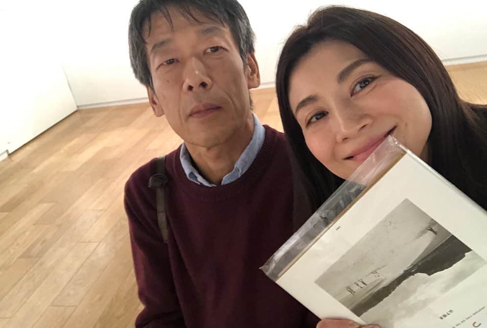 MIHOさんのインスタグラム写真 - (MIHOInstagram)「あれから何十年... @ayanokojikimimaro_official  さんの自給自足ステキライフが最近楽しみなのですが、まさにそんな写真が届いた、笑  1991年春 SEVENTEEN 横浜氷川丸ロケした日だそう  カメラマンの　@yamashitatsune がその時の撮影中の回顧録を送ってきてくれて、わーっ、あどけなさ満載〜っ、笑  2枚目は去年写真展行った時のだ、あれから何年？！  さっちゃん @sacchan_420  と 私、17歳  右も左もわからずに始めたSEVENTEEN専属で、部活と言っていいほどいろんな場所に連れて行ってもらった思い出  タイのプーケットのロケで一緒のお部屋だった幸ちゃん、瓶のコーラをのみたくて苦戦した思い出  しかしこういう写真が残っているってスゴイ  わたし、ほぼ、撮って満足してしまい  な い  笑  #回顧録 #SEVENTEEN専属 #モデル #加藤幸子 #みほ #カメラマン #山下恒夫 #あどけなさ残りすぎて今の17歳達とはくらべものにならない感😹 #あれから何年 #綾小路きみまろ #え、29年！？ #音信不通の人、私はここにいます #思い出ってよいね☺︎」9月8日 17時51分 - 27.allen_miho