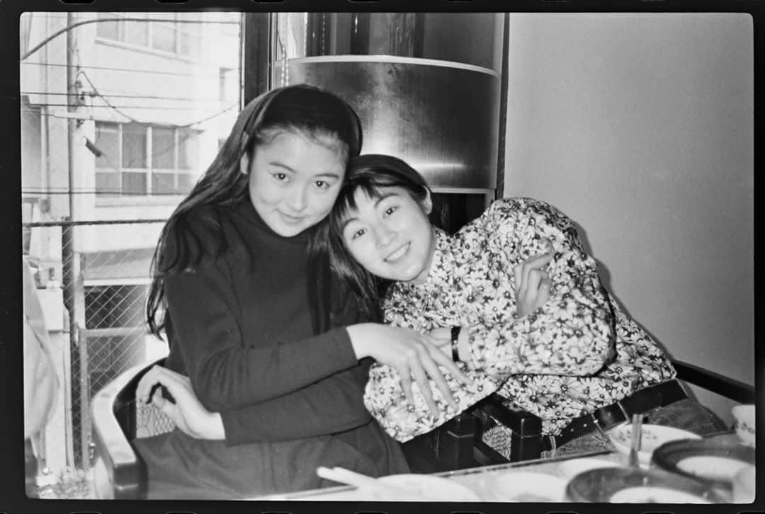 のインスタグラム：「あれから何十年... @ayanokojikimimaro_official  さんの自給自足ステキライフが最近楽しみなのですが、まさにそんな写真が届いた、笑  1991年春 SEVENTEEN 横浜氷川丸ロケした日だそう  カメラマンの　@yamashitatsune がその時の撮影中の回顧録を送ってきてくれて、わーっ、あどけなさ満載〜っ、笑  2枚目は去年写真展行った時のだ、あれから何年？！  さっちゃん @sacchan_420  と 私、17歳  右も左もわからずに始めたSEVENTEEN専属で、部活と言っていいほどいろんな場所に連れて行ってもらった思い出  タイのプーケットのロケで一緒のお部屋だった幸ちゃん、瓶のコーラをのみたくて苦戦した思い出  しかしこういう写真が残っているってスゴイ  わたし、ほぼ、撮って満足してしまい  な い  笑  #回顧録 #SEVENTEEN専属 #モデル #加藤幸子 #みほ #カメラマン #山下恒夫 #あどけなさ残りすぎて今の17歳達とはくらべものにならない感😹 #あれから何年 #綾小路きみまろ #え、29年！？ #音信不通の人、私はここにいます #思い出ってよいね☺︎」