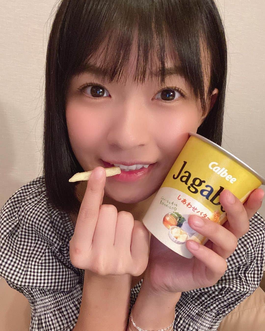 百川晴香さんのインスタグラム写真 - (百川晴香Instagram)「久々にお菓子食べたら激しく美味しい🥺🥺🥺 #jagabee #じゃがビー #しあわせバタ〜 #お菓子 #japanesegirl #cute #followｍe」9月8日 17時52分 - momokawaharuka