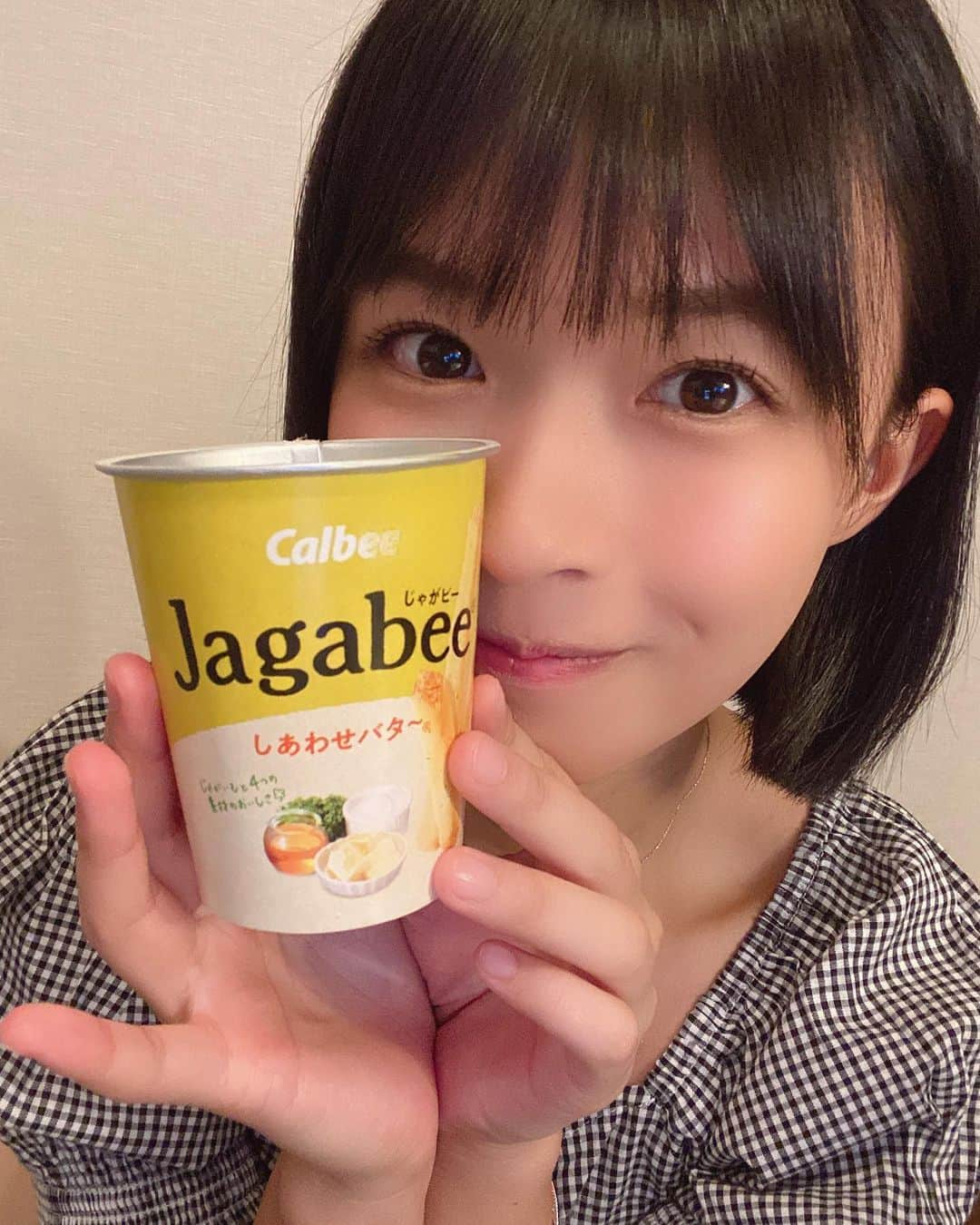 百川晴香さんのインスタグラム写真 - (百川晴香Instagram)「久々にお菓子食べたら激しく美味しい🥺🥺🥺 #jagabee #じゃがビー #しあわせバタ〜 #お菓子 #japanesegirl #cute #followｍe」9月8日 17時52分 - momokawaharuka