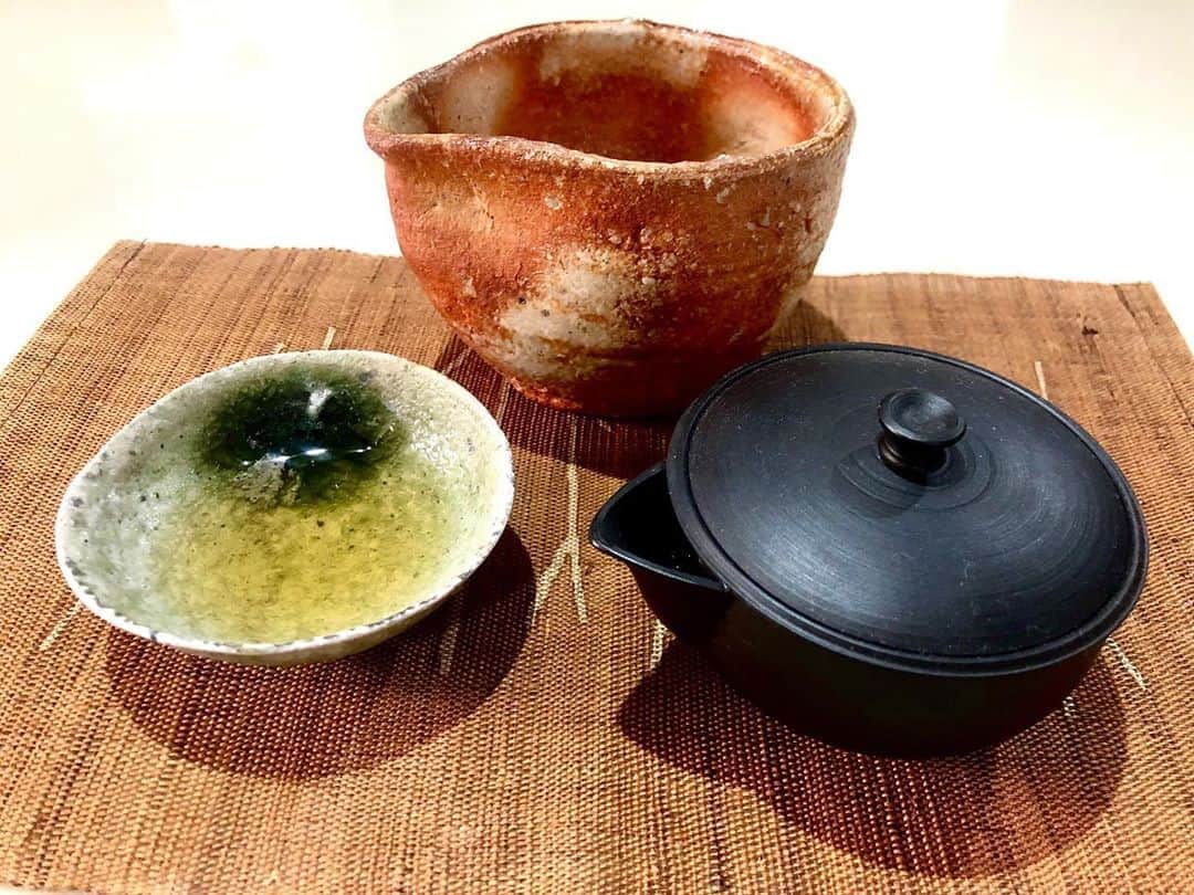 のインスタグラム：「☆☆☆☆☆☆☆  ぬるい湯で  じっくり淹れる  煎茶の茶葉の香りと旨味  玉露のごとく  とろりと舌に  まとわりついてくる  これもまたいい・・・  宝瓶(絞り出し):茶銀座  伊賀杯:辻村唯  信楽湯冷まし(片口):自作  ☆☆☆☆☆☆☆」