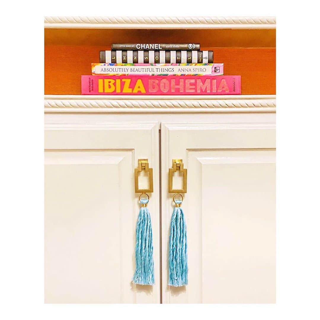 のインスタグラム：「TASSEL-TORIAL🎐 If ever there was a time to make your own tassels it’s now.  Let @theglammedmillennial who made these ones show you how 🎏 #tasseltuesday #chinoischic」