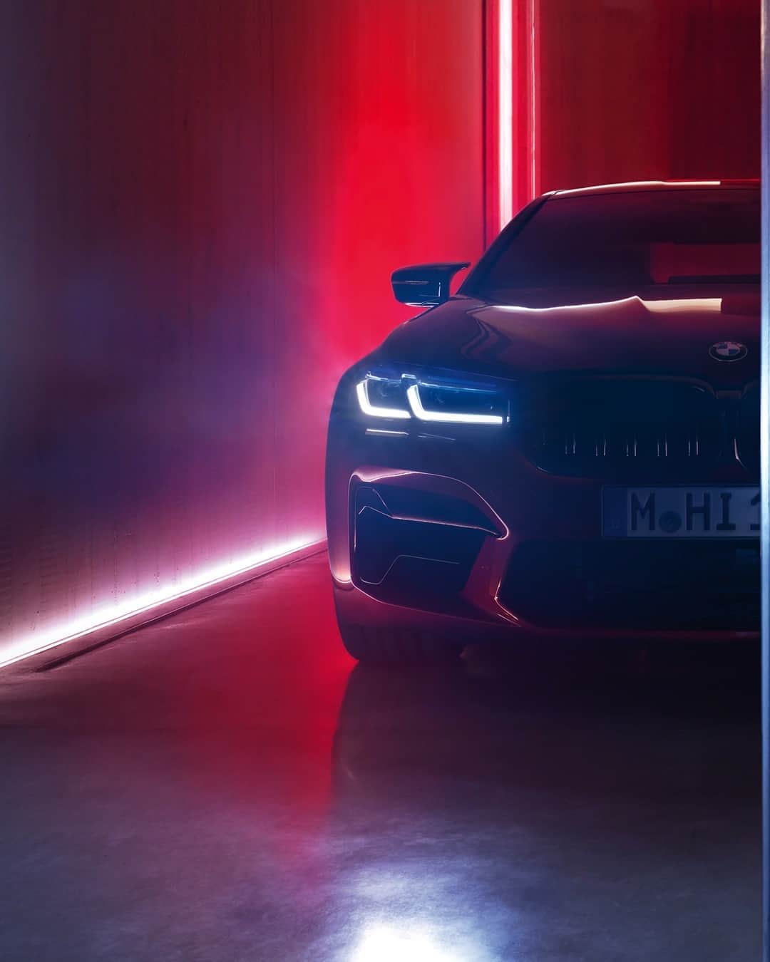 BMWさんのインスタグラム写真 - (BMWInstagram)「See the light, even in the dark. This is power. The new BMW M5 Competition. #TheM5 #BMW #M5 #BMWM __ BMW M5 Competition Sedan: Fuel consumption in l/100 km (combined): 10.6–10.5. CO2 emissions in g/km (combined): 242–239. Further information: www.bmw.com/disclaimer.  	 Acceleration (0-100 km/h): 3.3 s. Power: 460 kW, 625 hp, 750 Nm. Top speed (limited): 250 km/h (with optional M Drivers Package: 305 km/h).」9月8日 17時56分 - bmw