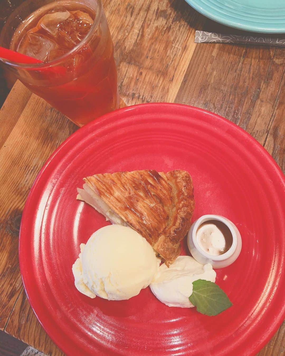 のインスタグラム：「今日はアップルパイを食べました🥰  🍎🍎🍎」