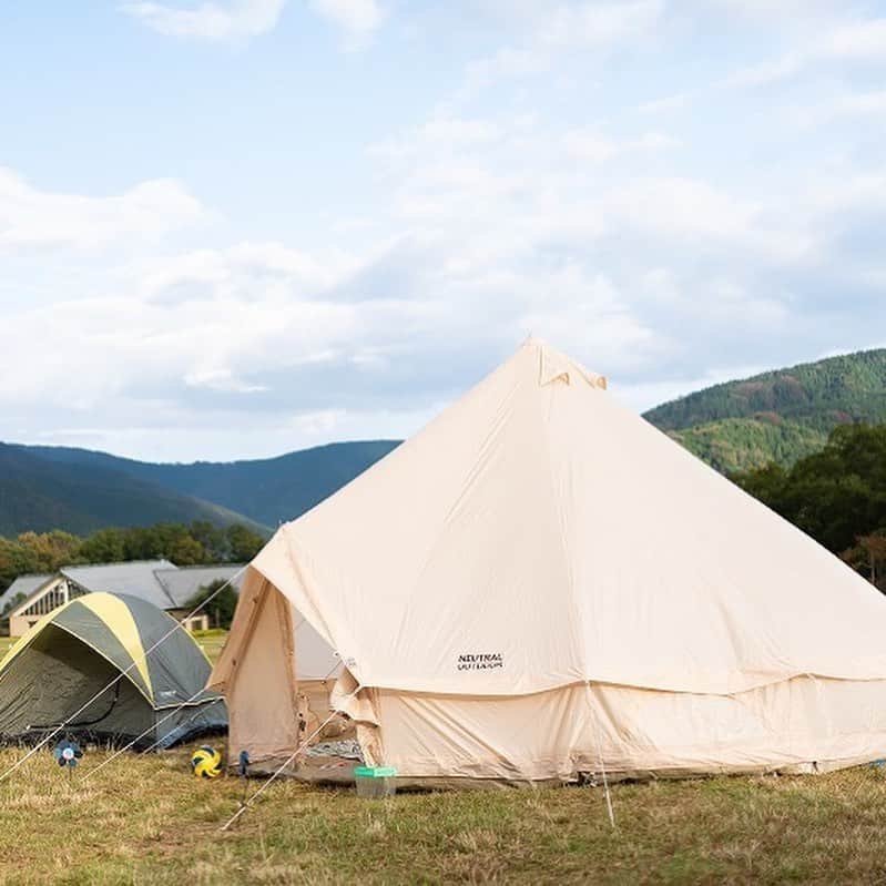 キャンプ情報サイト［ランタン］さんのインスタグラム写真 - (キャンプ情報サイト［ランタン］Instagram)「CAMP SMILE STYLE ／ NEUTRAL OUTDOORのGEテントと ハンモックで自然を満喫 ＼ いろんなキャンパーのキャンプスタイルを現地取材と一般キャンパーからの投稿で数多く掲載してます。 . . 詳しくは @lantern.camp webサイトをご覧ください . . #camp #camping #outdoor #travel #trip #lantern_smile #nature #キャンプ #キャンプ用品 #アウトドア #テント #自然 #旅行 #キャンプ初心者 #キャンプ好きな人と繋がりたい #キャンプスタイル #LANTERN #キャンプギア  #ニュートラルアウトドア #neutraloutdoor #ニュートラルアウトドア‗テント #geテント #igloo #イグルー #クーラーボックス #ハンモック #お揃い #マキノ高原キャンプ場 #ファミリーキャンプ」9月8日 17時59分 - lantern.camp