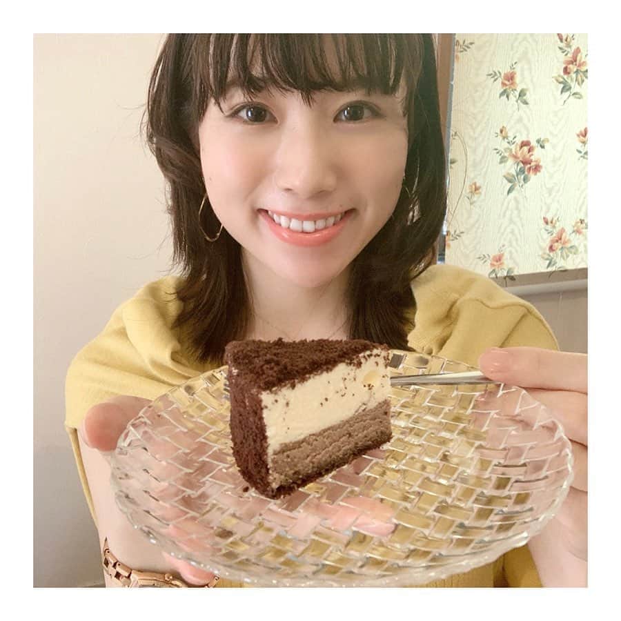 のインスタグラム：「* 台風10号、怖かったですね。 家の中にいても、ゴーッという風の音に 思わず身震いする程でした。 愛犬のみるくも、外を見るために 何度も窓辺へ行っていました。 (雨戸が閉まっているので見えないのですが笑) まだ停電や断水が続いている地域もあるようです。 暑さが戻ってきていますので、熱中症になりませんように。 水分補給をされてくださいね。  写真は ルタオのショコラドゥーブル✨ 下層はチョコレートベイクドチーズ 上層はマスカルポーネチーズ 口の中でふわっと溶けます。 チーズのこくとミルクのようなまろやかさが とっても美味しかったです💕」