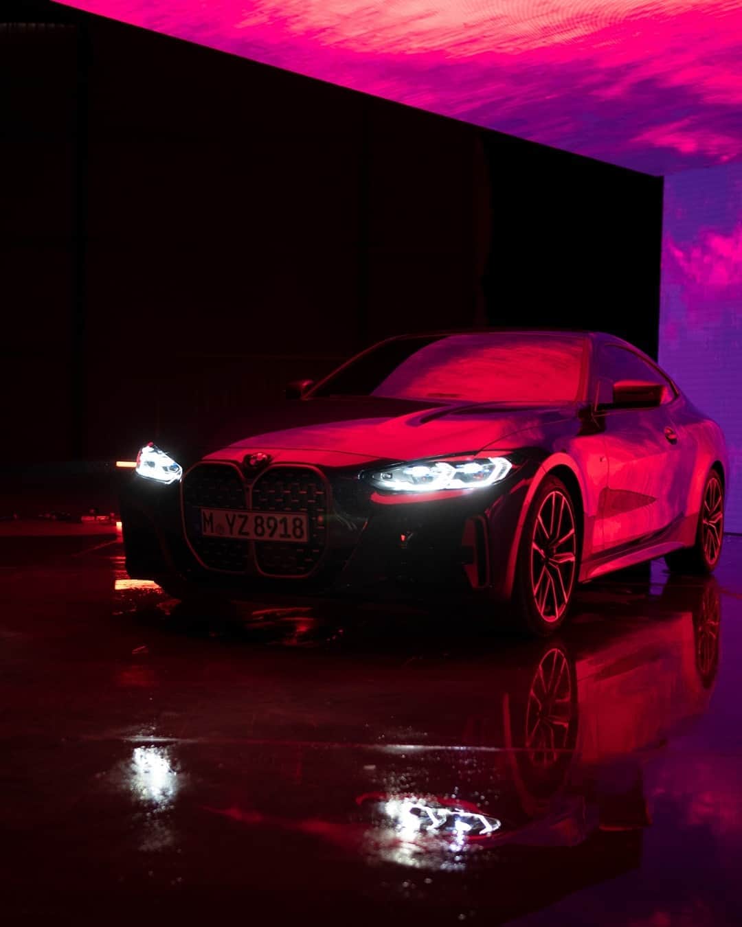 BMWのインスタグラム：「Takes you to the edge. The all-new BMW 4 Series Coupé. #THE4 #BMW #4Series __ BMW M440i xDrive Coupé: Fuel consumption in l/100 km (combined): 7.1–6.8. CO2 emissions in g/km (combined): 163–155. Further information: www.bmw.com/disclaimer.  	 Acceleration (0-100 km/h): 4.5 s. Power: 275 kW, 374 hp, 500 Nm. Top speed (limited): 250 km/h.」