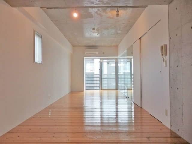 グッドルームさんのインスタグラム写真 - (グッドルームInstagram)「これは、吸い込まれそうだ……  大阪 #西大橋 ワンルーム 44㎡  ▼魅惑のバスタイム  ----------------------  白塗りの壁とコンクリートの天井、 明るい色のフローリングがなんとも爽やか！ 角部屋の特権、2面採光の明るさもgoodです。  整然とした佇まいのお部屋は、 そこにいるだけで心を落ち着けてくれそう。  3口グリル付きの機能性も高いキッチン、 たっぷり収納のウォークインクローゼット、 玄関スペース… 全て壁と同じ真っ白の引き戸で隠してあります！  バスルームは逆に大胆に魅せちゃいましょう！ スケルトン、大きなミラー、 バルコニーに続く大きな窓。 開放感あふれる魅惑のバスタイムを過ごしましょう。  （※写真と文章は前回募集時のものです）  ・⁠ こちらの物件は実際に住めるお部屋です。詳細はストーリー、ハイライトにて！⁠ ・⁠ こだわりのお部屋探しは、@goodroom_jp から URLをチェック！⁣⁣⁣⁣⁣⁣⁣⁣⁣⠀⁣⠀⁠ ・⠀⁠ ※最新のお家賃につきましては、リンク先物件ページからご確認ください。⁠ ⁠・⁠ #goodroom #interiordesign #decoration #myhome #homedesign #interiordecor #urbanlife #apartment #osaka #大阪 #生活 #シンプルな暮らし #シンプルライフ #日々の暮らし #引っ越し #暮らしを整える #二人暮らし #物件探し #お部屋探し #お洒落な暮らし #理想の空間 #空間デザイン #間取り図 #賃貸⁠ #丁寧な暮らし #ペットと暮らす  #バスルーム #スケルトン #ウォークインクローゼット」9月8日 18時00分 - goodroom_jp