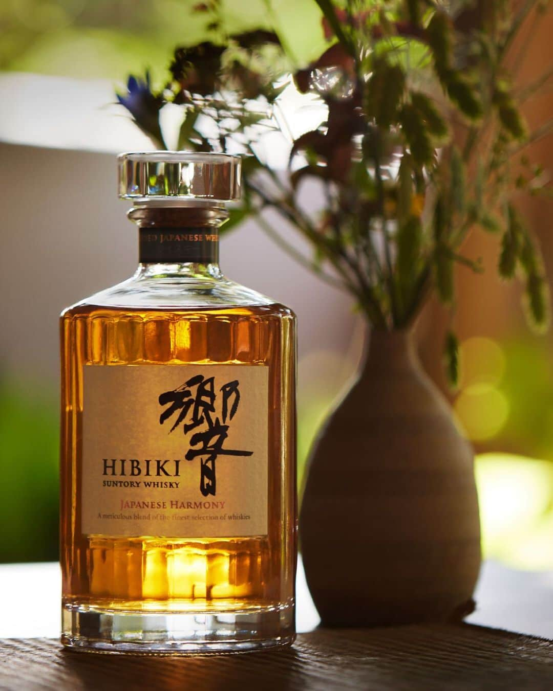 響 | SUNTORY WHISKY HIBIKIさんのインスタグラム写真 - (響 | SUNTORY WHISKY HIBIKIInstagram)「. HIBIKI TIME　～二十四節気・白露～  可憐に咲いた秋草がそよぐ軒先で、ひときわ鮮やかな琥珀の光に目を奪われる。 Lovely autumn flowers rustle in the breeze, and the shadow under the eaves accentuate the vivid sparkle of the amber color.  #hibiki #響 #二十四節気 #24seasons #白露 #hakuro #autumn #withnature #秋草 #autumugrass #sunlight #琥珀 #amber」9月8日 18時01分 - suntorywhisky_hibiki