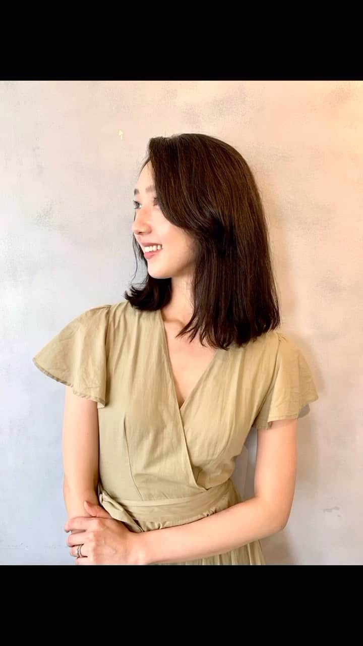 松原汐織のインスタグラム：「#newhaircolor  初めてのリール投稿🙋🏻‍♀️ ・ 今日はヘアカラーのメンテナンスへ。 担当は @garland.shiho ちゃん💗 ・ 私の定番色に秋らしさをプラス🍁(パープル系を加えたそうです。) ホームケアもこだわっていますが、サロンでのケアは髪も心も潤いますね✨やっぱりプロの手ってすごいなぁ〜と。 ・ 30代！髪と肌には投資していこう！！と改めて心に誓った日なのでした😘(笑) ・ Dress / @mariha_official #mariha  Sandals / @madewell #madewell  Bag / @adametrope #adametrope  Scarf / @celine #celine  #しおりの美容道 #ヘアカラー #ヘアケア #トリートメント」