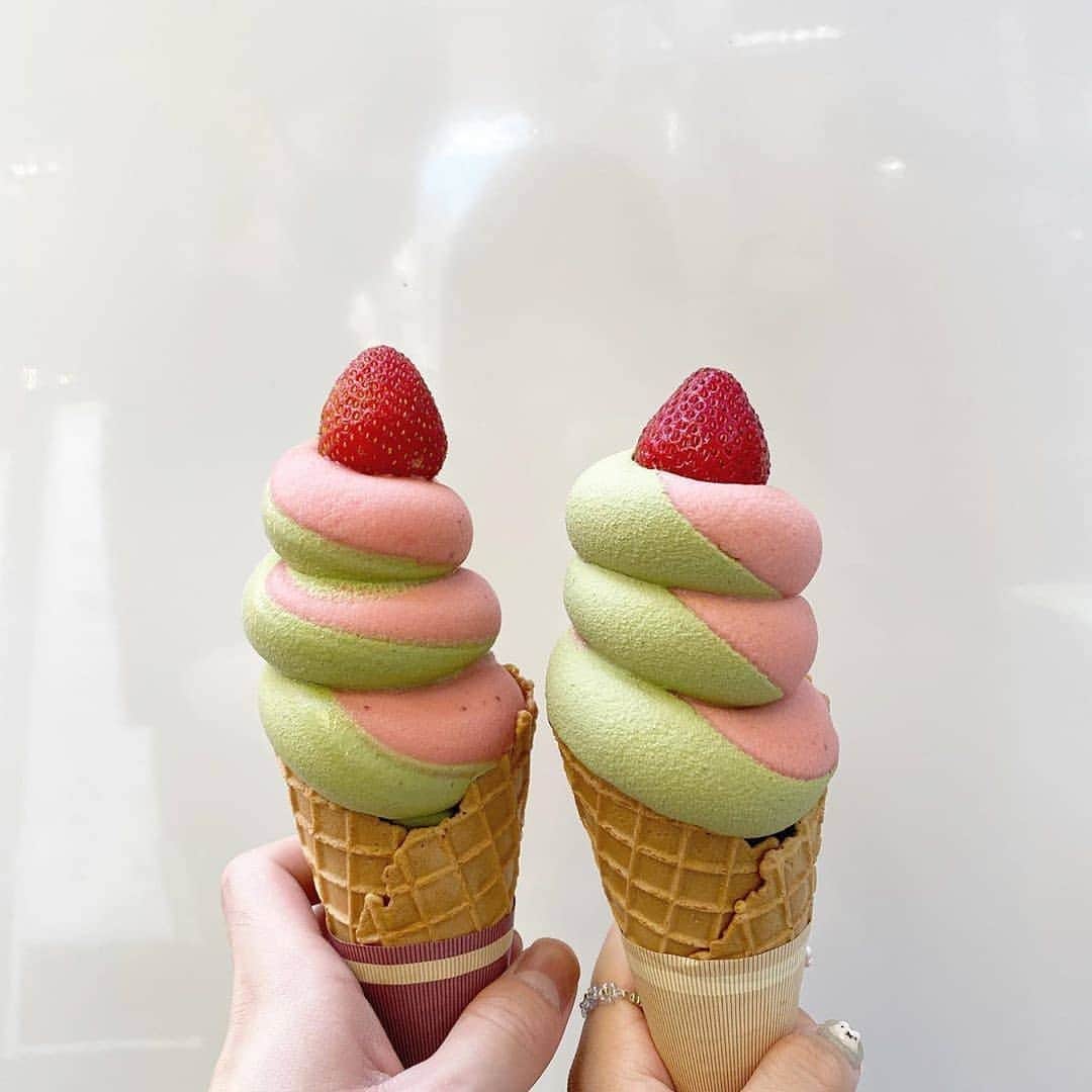4meee!さんのインスタグラム写真 - (4meee!Instagram)「﻿ ﻿ ﻿ ＼ 暑い時のデザートはアイス🍨／﻿ ﻿ ﻿ きれいな二層のアイスにときめく♡﻿ 京都のさんじ堂のアイスは二層のアイス種類豊富なのもポイント！﻿ ﻿ アイスとか抹茶系だけでなく、チーズスティックやチーズボール、フライドポテトとかセットメニューまであるので、甘いもの食べた後にしょっぱいものも食べれちゃう🥺﻿ ﻿ ﻿ 周辺にもいろんなお店があるので楽しい場所です🌼﻿ .﻿ ﻿ ﻿ 📍〒604-8046 京都府京都市中京区東側町５０１−４﻿ 🕛13時00分～21時00分﻿ ﻿ ﻿❣️ ﻿Photo by　﻿﻿ @uzami_chan ﻿﻿ ﻿﻿ 流行りのアイテムやスポットには　@4meee_com をタグ付けして投稿してください🎀﻿﻿ .﻿ #4MEEE#フォーミー#アラサー女子#女子力向上委員会﻿ .⁣#kyoto #kyotosanjido #京都スイーツ #kyoto #sanjidou #京都 #さんじ堂 #そうだ京都へ行こう #はんなり #はんなり京都 #京都カフェ #京都グルメ#pr #トリドリベース #京都観光 #京都旅 #京都ごはん #関西グルメ #関西カフェ #京都府 #ソフトクリーム #抹茶ソフトクリーム #抹茶 #matcha #抹茶スイーツ #寺町通り #寺町﻿ ﻿ ﻿」9月8日 18時12分 - 4meee_com