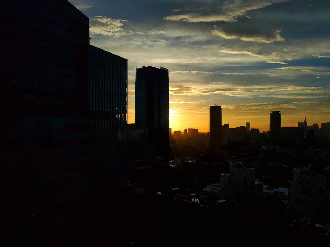 Shihoさんのインスタグラム写真 - (ShihoInstagram)「こちらも光と影のアート。 都会の夕暮れ。  #光と影のアート #夕暮れ #sunset #singerslife」9月8日 18時05分 - fried_pride_shiho
