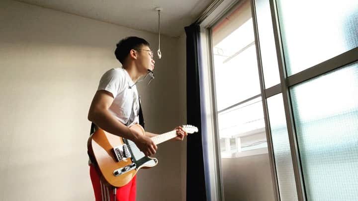 岡下雅典のインスタグラム：「夕暮れ時 家の前で庭の手入れをしてるおじいちゃんにこっそりファイトを送りました。 ハーモニカ吹いた瞬間おもいっきり目が合いました。」