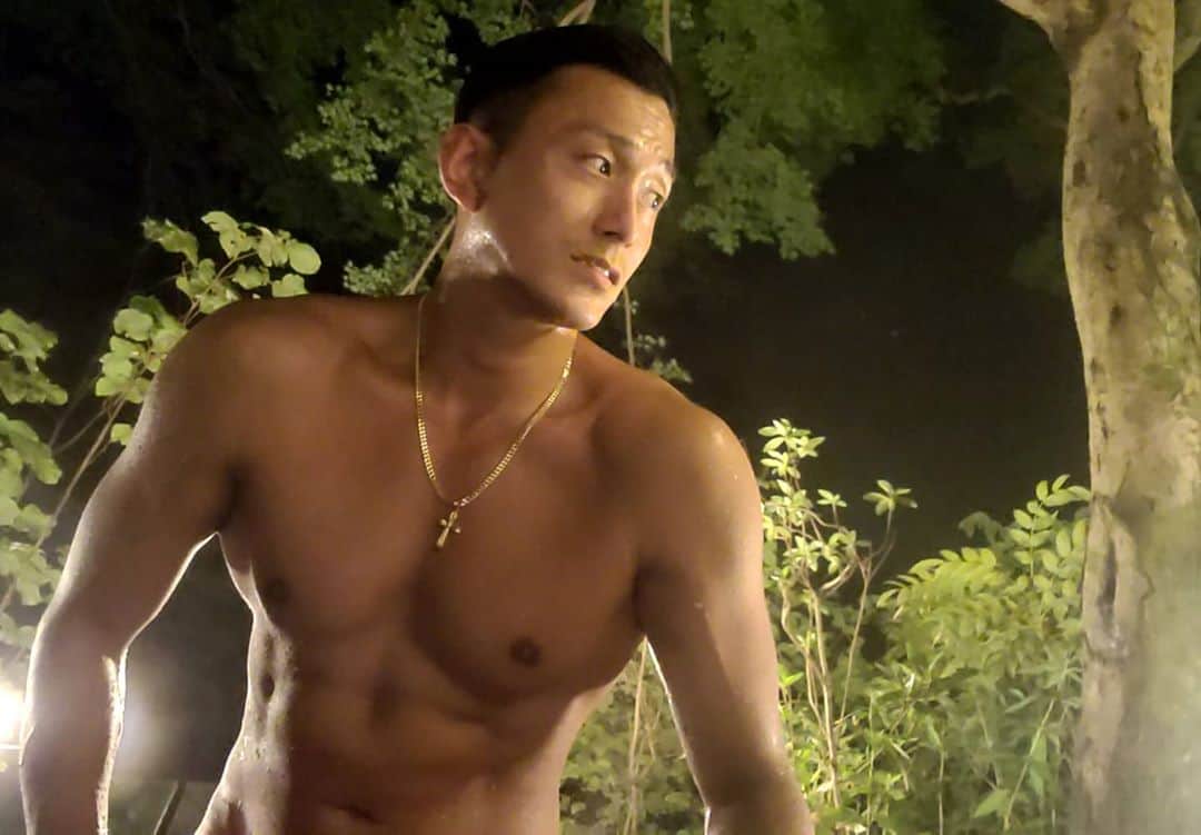 黒石高大のインスタグラム：「本日でレベル３４になった なんか３４才かーって思うと だいぶオッサンになった気がする でも１５の時より２０の時より３０の時より今が１番楽しいし身体調子良い気がする しっかりと自分に真面目に向き合えば日々進化出来る このペースで行けば おじいちゃんになったら怪獣になれるなっ(笑)目指せ無敵のおじいちゃん  森の中の裸のおっさんからの投稿」
