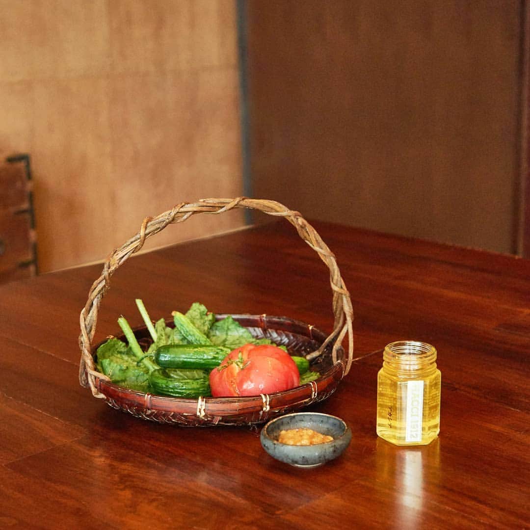 HACCI officialさんのインスタグラム写真 - (HACCI officialInstagram)「旬のお野菜は、カラダが欲する栄養がたっぷり詰まっています。お味噌にひとさじのはちみつを加えて自然の恵みをそのままいただきましょう。そのみずみずしさは、美しい肌の源泉です。  Which vegetable do you like the most? Both Honey and vegetable got natural nutrients which are essential for human being. Let's make honey habit to enjoy our life.   #hacci #honey #bee #beauty #skincare #cosmetics #honeycosmetics #madeinjapan #vegetables #nature #はちみつ #はちみつコスメ #スキンケア #テーブルハニー #アカシア #野菜 #旬 #自然 #栄養満点」9月8日 18時11分 - hacci_official