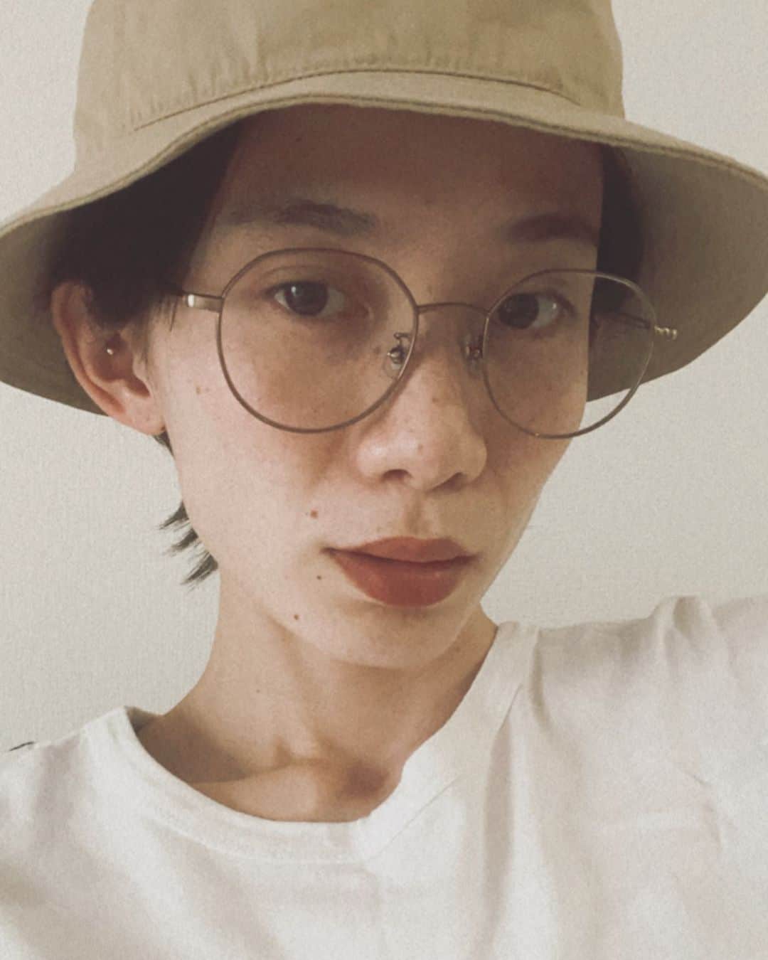 平山奈美のインスタグラム：「少し前に紹介した @celvoke.jp の8番が良い色味だしてくれる💄  #セルヴォーク #リップ #秋色 #マットリップ #コスメ #バケットハット #メガネ女子 #ショートヘア #ショートウルフ #rip #celvoke」