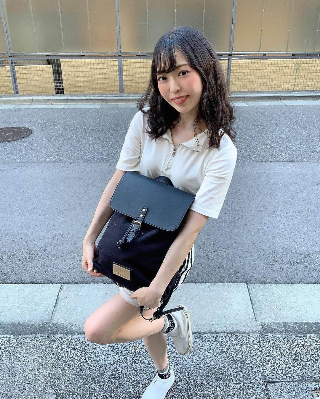 のインスタグラム：「. . ❤️💛💚💙💜 . . またまたスポーティーファッション👗 . 今回はゴルフ女子を意識しました⛳️ . . バックはたくさん入る#ガストンルーガ さんで😤💗 . 実は打ちっぱなしに行く機会があって、沢山荷物が入るからよく使ってます✨☺️ . . 公式サイトで15%offもやってるよ🙆‍♀️(ディスカウントコード: ynsm15) . カッコイイ系バックやピンクのカバンもあるから気になる方は👉(http://gastonluga.com ) . キャンペーン中なら、Börsウォレットもプレゼント🇸🇪さらに送料と返送料無料だよん✨ . . プロフィールリンクはこちら👉 @yuna_smile0130  . . . #ゴルフ女子 #ゴルフウェア #ゴルフコーデ #プチプラコーデ #ファッション #ファッションコーデ #ファッション好きな人と繋がりたい #ミニスカ #生足 #美脚 #脚やせ #足 #スポーティーコーデ #スポーツウェア #ミニスカート #ミニスカートコーデ #ディズニーコーデ #美脚女子 #ゴルフ好きな人と繋がりたい #GastonLuga #バックパック #おしゃれさんと繋がりたい #tシャツ #tシャツコーデ #自然光撮影 #tokyo #fff #japanesegirl #golf」