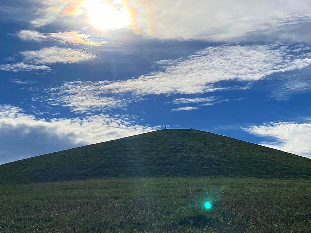 川崎芹奈さんのインスタグラム写真 - (川崎芹奈Instagram)「札幌旅行、最高の休日でした✈️  去年は大阪。今年は北海道。 はすのいつもありがとう♡  札幌すごかった！ 歓楽街をちょっと抜けたくらいでめちゃくちゃキレイな夜景が見れたり、まさかのキツネにも会って衝撃的すぎた🦊  ライブで遠征した時ぶりだったけど、変わらず道路が広くて高い建物も少なくて、風がカラッとしてて歩いてるだけで心地いい♡  空がめちゃくちゃ綺麗で青くて 初めて地球に降り立った時みたいに感動した🥺 虫さえも友達みたいな優しい空間だった〜  2日連続で同じ飲み屋に行ったらすごく喜んでくれたり、東京での知り合いと札幌で飲んだり、昼間は人から勧めてもらったご飯屋さんをたくさん回って全部美味しかった♡  お寿司のネタの大きさと分厚さがやばくて最初に食べたサーモンが忘れられない🤤  実は毎回二日酔いの朝にコンビニの限定カップラーメンを食べるのも地味に楽しみにしてるんだけど、今回は焼きそば弁当の小樽あんかけ味だった💗  いつも食事とか一応気にしながら生活してるから、何も気にせず過ごすってゆうのも旅行中の醍醐味♡  2日目の夜、もう終わりかって寂しくなったけど なんだかんだ渋谷に戻ってきたらなんかホッとして、やっぱりわたしはここが落ち着くんだなぁって思った。  そんな場所があることに感謝して、まだまだこの地に足をつけて頑張っていこうと思いました✊  大変だね〜と言われることも多いけど、築いてきたものはやっぱり大切で、それはなにより幸せなことで、だけど視野は広く、これからもみんなにとって恥じない大きな人間になれるように生きていこうと思います！  まずは10/11(日)のワンマンに向けて…！ しっかり準備していくね〜！  2020年10月11日(日) 【ヤングスナック-芹奈-3rd anniversary AcousticShow】 会場　渋谷B.Y.G 開場　18:00 開演　18:30 前売2000円(+D)当日2500円(+D)  ピアノを迎えての弾き語り アコースティックワンマン🎶  カバー曲、オリジナル曲を披露。 終わった後に2時間くらいアフターパーティーあります♪  まだお店でチケット売ってるのでぜひ♡  #旅行　#女子旅　#飲み歩き #札幌　#狸小路　#bar #スナック　#寿司　#食べ歩き」9月8日 18時20分 - serina_yss