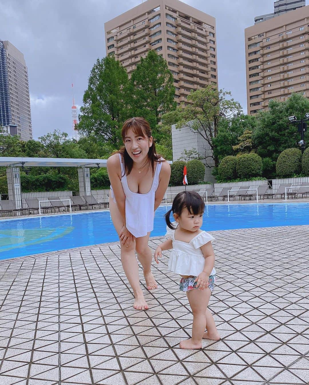 庄司ゆうこさんのインスタグラム写真 - (庄司ゆうこInstagram)「昨日はしほちゃんって改めて良い子だなぁって実感した1日でした❣️ 気がきくし、話上手、聞き上手、裏表なし、情が熱い、負けず嫌い、明るくて前向きポジティブ、レス早い、営業上手、レッスンの30分前には必ずスタジオ入りしている、業務連絡、報連相を欠かさずする、、！ 他にもたーくさんいいところあり過ぎて書き切れない😂笑 とにかく一緒にいて居心地がいい✨ そんな優しいしほちゃんに、ももちゃんは人見知りで全然カメラ目線してくれなかった🤣 最後のももちゃん、ギャン泣き🤣 また懲りずに遊んでね😍笑 #anaインターコンチネンタルホテル東京#ガーデンプール#プール#親子コーデ#水着#リンクコーデ#仲良し#ギャン泣き#ももちゃんです🤗」9月8日 18時20分 - yuko.shoji