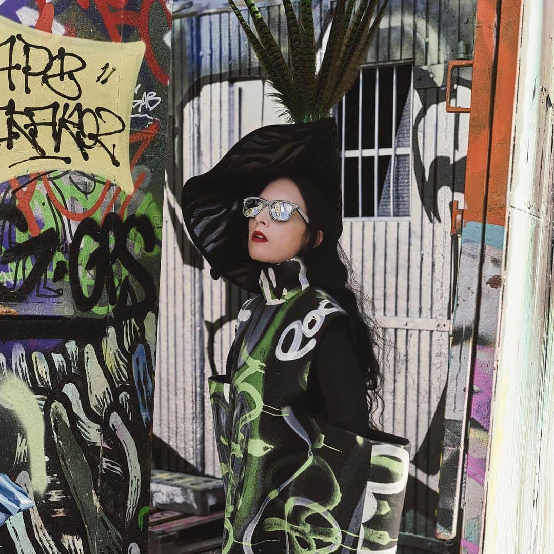 B. Akerlundさんのインスタグラム写真 - (B. AkerlundInstagram)「Nothing is more exhilarating than discovering new talent and becoming one with my enviroment . 💚 #save #snösätrahalloffame #snösätragraffiti 👗 @robinpauliestenberg x 🎩 @timmartenson 📸 @carlsbergtuborg」9月8日 18時22分 - bcompleted