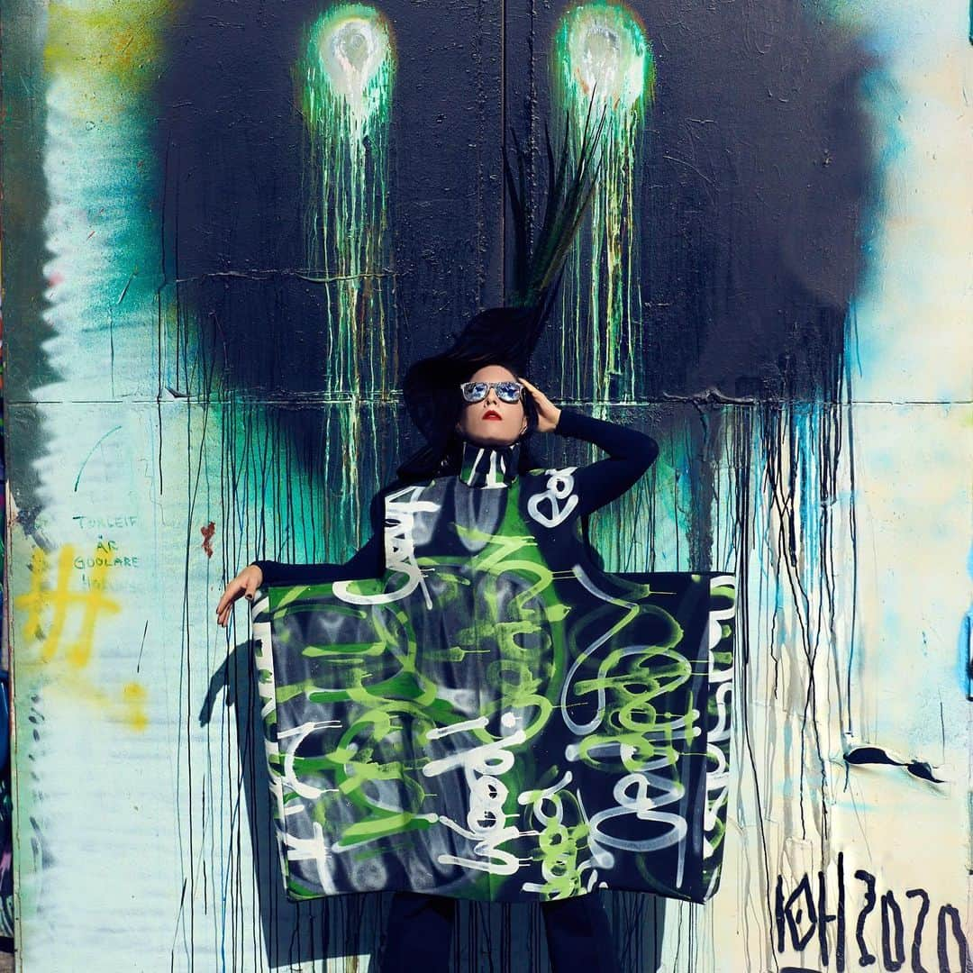 B. Akerlundさんのインスタグラム写真 - (B. AkerlundInstagram)「Nothing is more exhilarating than discovering new talent and becoming one with my enviroment . 💚 #save #snösätrahalloffame #snösätragraffiti 👗 @robinpauliestenberg x 🎩 @timmartenson 📸 @carlsbergtuborg」9月8日 18時22分 - bcompleted