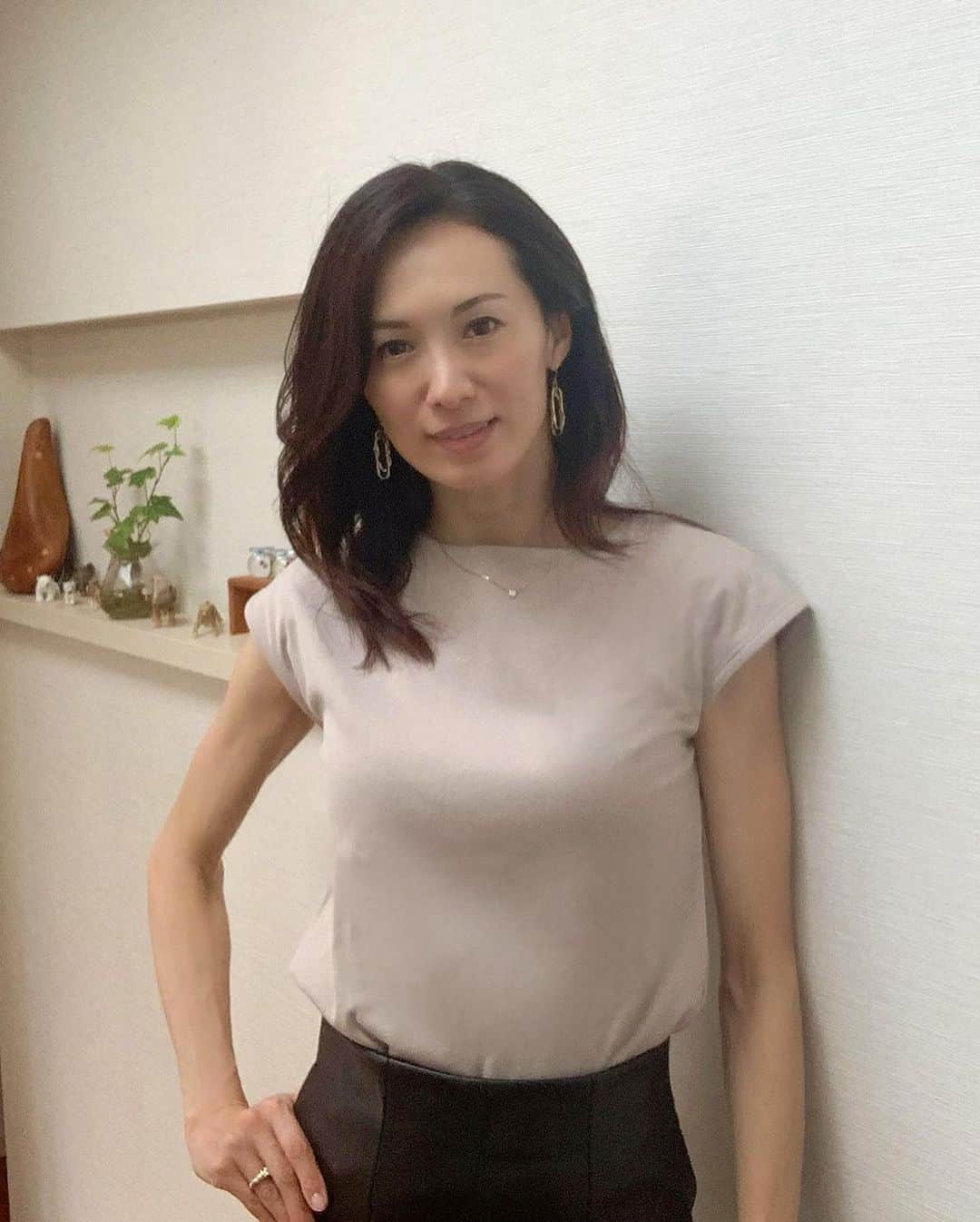 のインスタグラム：「・ ・ ・ 『暑い…』 ・ ・ 今日も残暑厳しい関東 ・ 明日以降も30度以上の予報ですね ・ ・ 今日はサクッとお買い物へ♪ ・ 暑いから、色味だけでも秋っぽく… ・ ・ ・ #駒田奈美#オスカープロモーション #モデル#アラフィフ#買い物#秋#秋色#タイトスカート #暑い#残暑」