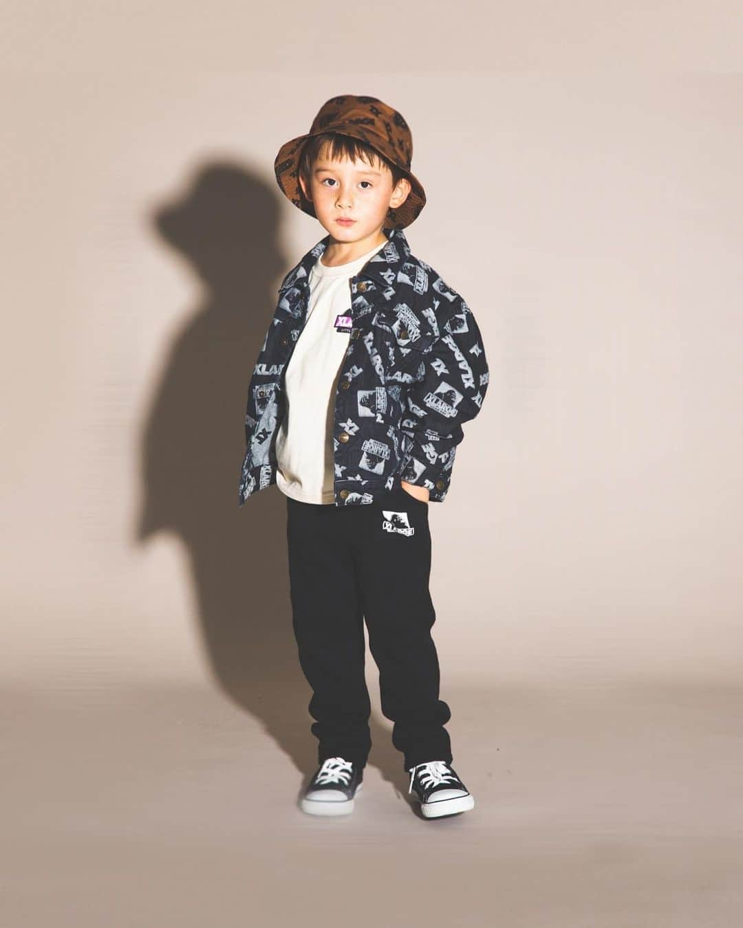 X-girl Stages Officialさんのインスタグラム写真 - (X-girl Stages OfficialInstagram)「XLARGE KIDS﻿ 🛹New arrival🛹﻿ カタログ掲載STYLE ﻿ ヴィンテージ風の色落ち具合でこなれ感を高めたデニムジャケットはこの秋イチオシ✨﻿ 全体にOGゴリラ＆ブランドロゴをちりばめ、﻿ センスアップを狙った一着‼️﻿ アレンジ要らずの存在感あるデザインで普段のオシャレも1ランクアップ﻿ ﻿ ☑︎ OGゴリラロゴ総柄デニムジャケット﻿ 商品番号 9403304 ￥17,490 (税込)﻿ size 80〜140cm﻿ ﻿ ☑︎#はっ水 OGゴリラバックプリントTシャツ﻿ 商品番号 9403233 ￥5,830 (税込)﻿ size 80〜140cm﻿ ﻿ ☑︎#はっ水 裏毛 #OGゴリラ プリントパンツ﻿ 商品番号 9403101 ￥6,930 (税込)﻿ size 80〜140cm﻿  ☑︎ OGゴリラ×ロゴランダム総柄プリントハット﻿ 商品番号 9403401 ￥5,390 (税込)﻿ ﻿ ﻿ 💻📱 XLARGE KIDS  official online shop﻿ NARUMIYA ONLINE(ナルミヤ オンライン) 本店は﻿ InstagramホームURLからチェック﻿ @narumiyaonline_official  ﻿ #XLARGEKIDS#XLARGE#エクストララージ#エクストララージキッズ#narumiyaonline #ナルミヤオンライン #FALLcollection #秋コレクション #秋物#新作 #キッズコーデ #男のコママ#男の子ママとつながりたい#ストリートスタイル#ハット#バケットハット#gジャン #gジャンコーデ #ストリートスタイル」9月8日 18時26分 - xgirlstages