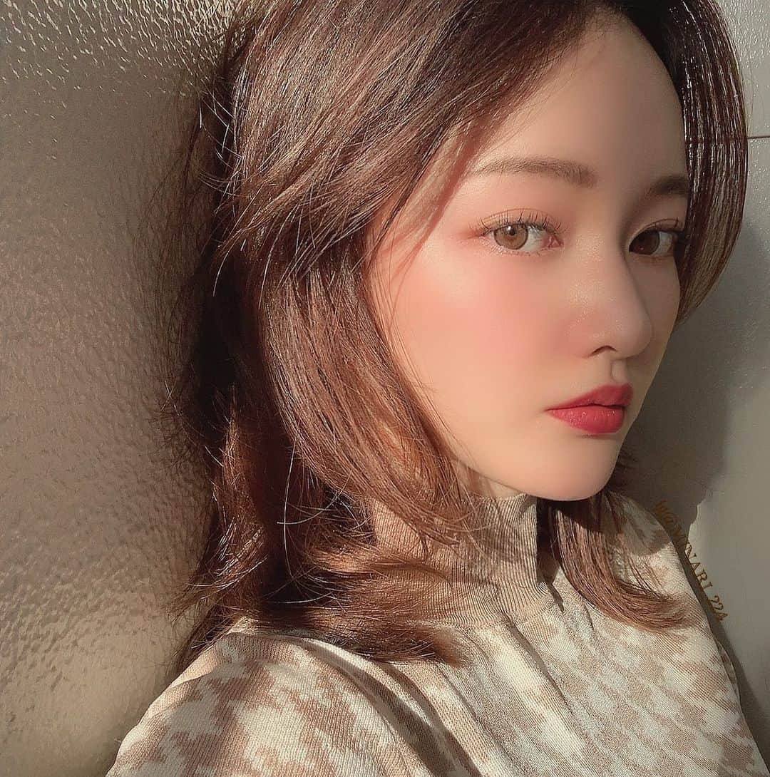 minari_224のインスタグラム：「⑅ マスク荒れしなくなったので記録にメモ🥺🙏🏻 ほんのちょっと意識変えるだけ、 ・ハンディファンで小まめに涼む、風を送る◎ ・1人の空間になったら数秒でも外しておく◎ . 私の場合、蒸れが１番の原因だったみたいで(>_<) これだけで本当に改善されたから、もし同じように悩んでる人いたら、半信半疑で良いから試してみてください😭🙏🏻♡ . マスク生活になって、ずっとマスクの所だけにきびが絶えず😭 思い返せば、1日12時間以上マスク付けっぱなしだなと🤔 . 元々、摩擦に弱いから、マスク荒れも摩擦のせいだと思ってたのだけど違った🥺🕊 もちろん摩擦も確実に良くないけど、 . 普段からやってる事、プラスした事、 ・枕は使わずタオルにして毎日替える ・ファンデは使わず日焼け止めのみ ・サプリにも頼る ・夜も朝もパック ・マスクは毎日替える　とか他にも、 どれだけ頑張っても改善されなくて何でーって落ち込んでたけど、こんな簡単な解決策だったとわーってかんじ😭🙏🏻🌈♡ . そんな記念にプライベートで付けたカラコンで自撮り🤳🏻笑♡ 目くりっくり🥺💓 @jp.lenssis @_lenssis . ワンデーの、ベティープラスベージュです☺️ #lenssis #レンシス #カラコン #レンシスカラコンレポ #レンシスカラコン #レンシスカラコンレビュー . . トップスは @__lilou__official 🧸♡ 薄手のニットでもう今の季節から着れますかわいい♡」