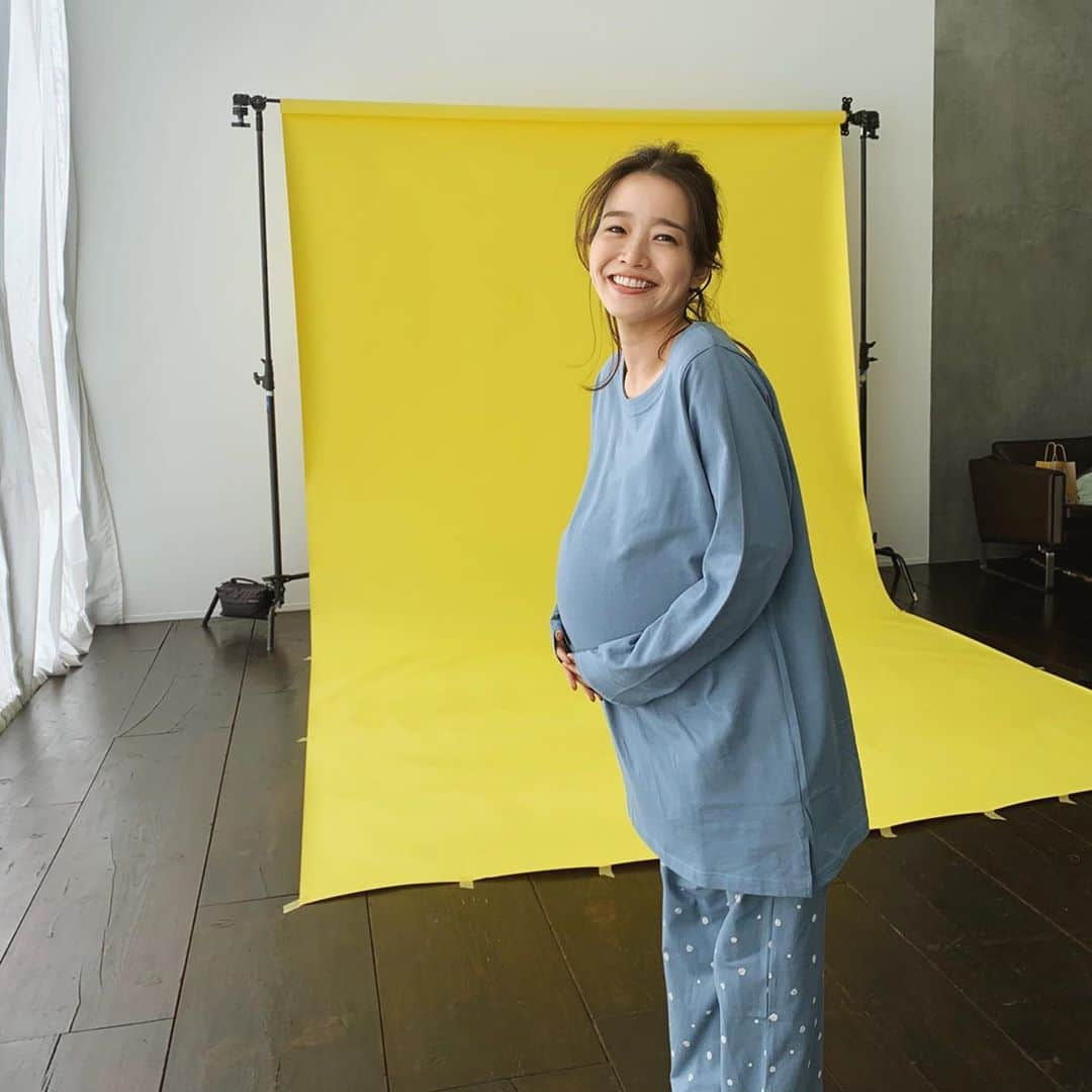 猪鼻ちひろさんのインスタグラム写真 - (猪鼻ちひろInstagram)「🤰🏻👶🏻👩🏻‍💻㊗️📸 スピード妊娠スピード出産ズーム会議 #妊娠！ #出産！ #出勤！笑 #赤ちゃん #何しても笑ってくれないなぁ！ #ふざけた #妊娠 #陽気な妊婦です」9月8日 18時32分 - inohanachihiro