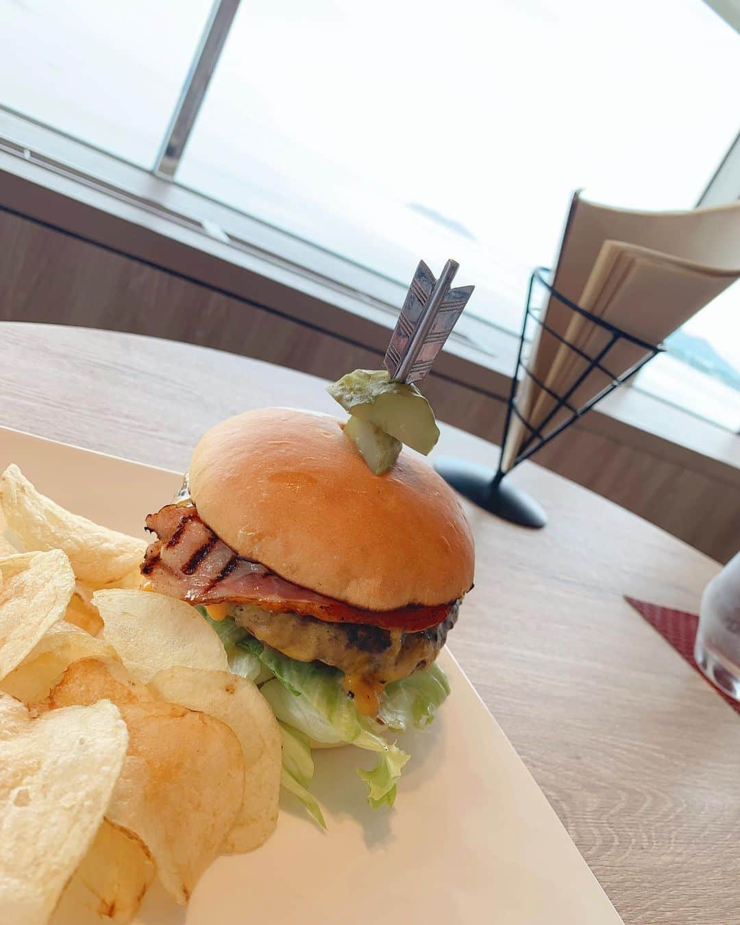 八軒あやねさんのインスタグラム写真 - (八軒あやねInstagram)「撮影でいただいたハンバーガー🍔 . . . #琵琶湖マリオットホテル　#マリオットホテル　#マリオットホテル滋賀　#撮影　#モデル　#関西モデル　#守山市　#滋賀県守山市」9月8日 18時34分 - ayagram_8_