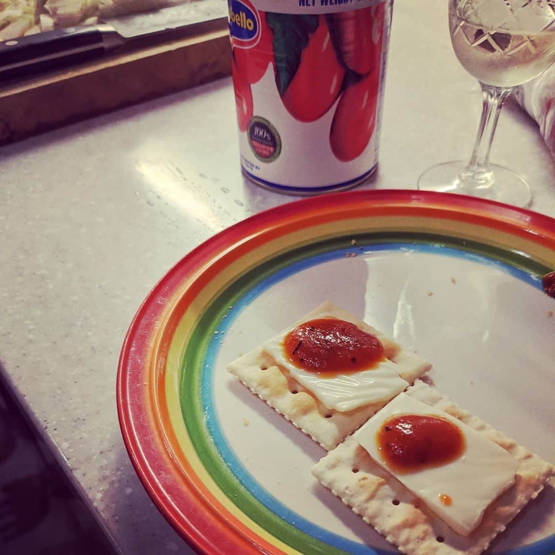 のインスタグラム：「夕方用事からバタバタ帰って 今日お昼たべそこねちゃったよー、と私が言うと 娘がおつまみ作ってくれた💘 嬉しいもんだね なので、ちびりちびり飲みながらお夕飯の支度〜♪」
