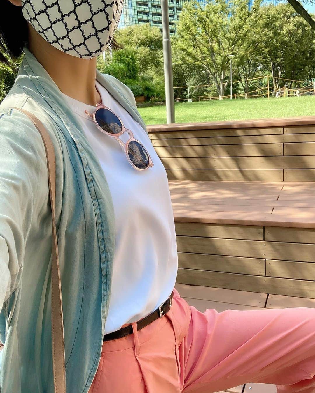 田井弘子さんのインスタグラム写真 - (田井弘子Instagram)「なんとなく 韓国系スタイルで 出かけたつもりだったんだけど  何系と言うか、、、  怪しいやつやなコレ  サングラス🕶 と マスク ってどーしても怪しくなるんかな。  色と柄が問題か❓」9月8日 18時37分 - hirokotai