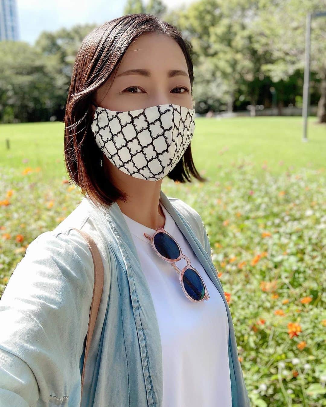 田井弘子さんのインスタグラム写真 - (田井弘子Instagram)「なんとなく 韓国系スタイルで 出かけたつもりだったんだけど  何系と言うか、、、  怪しいやつやなコレ  サングラス🕶 と マスク ってどーしても怪しくなるんかな。  色と柄が問題か❓」9月8日 18時37分 - hirokotai
