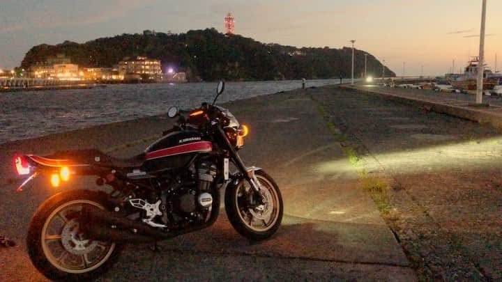 のインスタグラム：「良い時間。  #z900rs #kawasaki #bikelifelab @bikeo_official  #乗るのたの士　@youtube  #藤沢　#江の島」