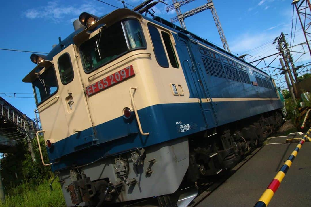 徳永ゆうきさんのインスタグラム写真 - (徳永ゆうきInstagram)「. . 青い空と機関車と。 . -2020.09.08- . #鉄道写真 #撮り鉄 #鉄道好き #JR東日本 #南武支線 #浜川崎 #田島踏切 #JR貨物 #EF65形 #電気機関車 #米タン #貨物列車」9月8日 18時47分 - tokuchan_1113