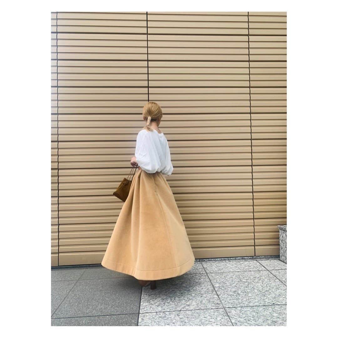 ETRÉ TOKYO ストアさんのインスタグラム写真 - (ETRÉ TOKYO ストアInstagram)「@etretokyo﻿ ﻿ Staff：ルミネ新宿店 ﻿ Sakiko 154cm【@etretokyo_sakiko 】﻿ ﻿  #ウールタックフレアスカート ￥23,000 + TAX 着用 : CAMEL﻿ ﻿ ﻿毛足の長いハラコの様な素材感がボリュームたっぷりに魅せてくれるスカート。 ウール混で、足元を暖かく保ちながら、存在感を放ちます。  #etretokyo#etre#fashion#ootd#outfit#coordinate#casual##etretokyo_staff_ootd#2020ETRE_AW﻿#skirt  #エトレ#エトレトウキョウ#シンプルコーデ#トップス#スカート#秋スカート#大人コーデ#大人カジュアル  #ルミネ新宿#ボリュームスカート」9月8日 18時48分 - etretokyo_store