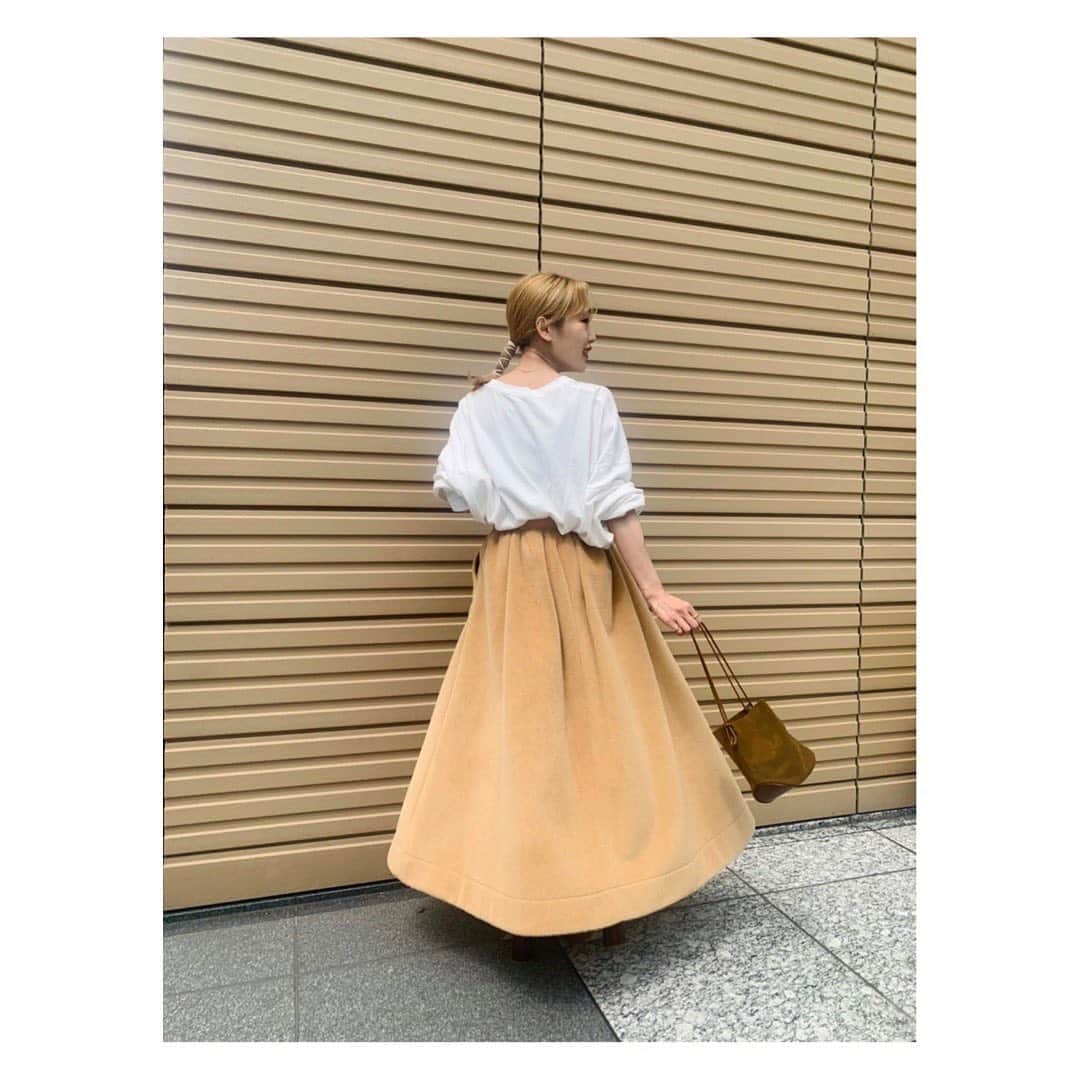 ETRÉ TOKYO ストアさんのインスタグラム写真 - (ETRÉ TOKYO ストアInstagram)「@etretokyo﻿ ﻿ Staff：ルミネ新宿店 ﻿ Sakiko 154cm【@etretokyo_sakiko 】﻿ ﻿  #ウールタックフレアスカート ￥23,000 + TAX 着用 : CAMEL﻿ ﻿ ﻿毛足の長いハラコの様な素材感がボリュームたっぷりに魅せてくれるスカート。 ウール混で、足元を暖かく保ちながら、存在感を放ちます。  #etretokyo#etre#fashion#ootd#outfit#coordinate#casual##etretokyo_staff_ootd#2020ETRE_AW﻿#skirt  #エトレ#エトレトウキョウ#シンプルコーデ#トップス#スカート#秋スカート#大人コーデ#大人カジュアル  #ルミネ新宿#ボリュームスカート」9月8日 18時48分 - etretokyo_store