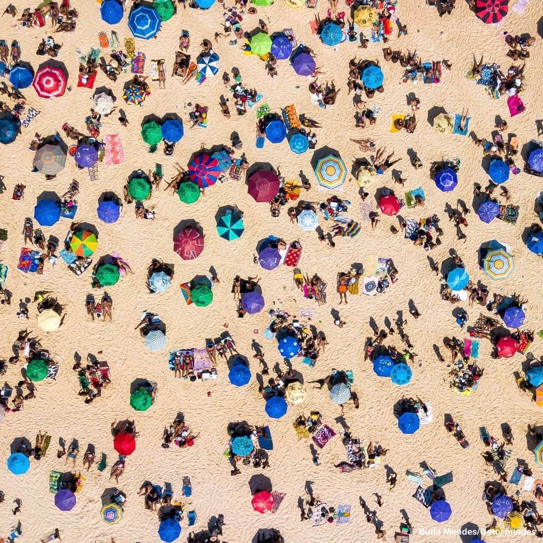 ABC Newsさんのインスタグラム写真 - (ABC NewsInstagram)「HELLO SUNSHINE: Aerial photograph shows beachgoers enjoying the weather in Rio de Janeiro, Brazil. #beach #brazil」9月8日 18時44分 - abcnews