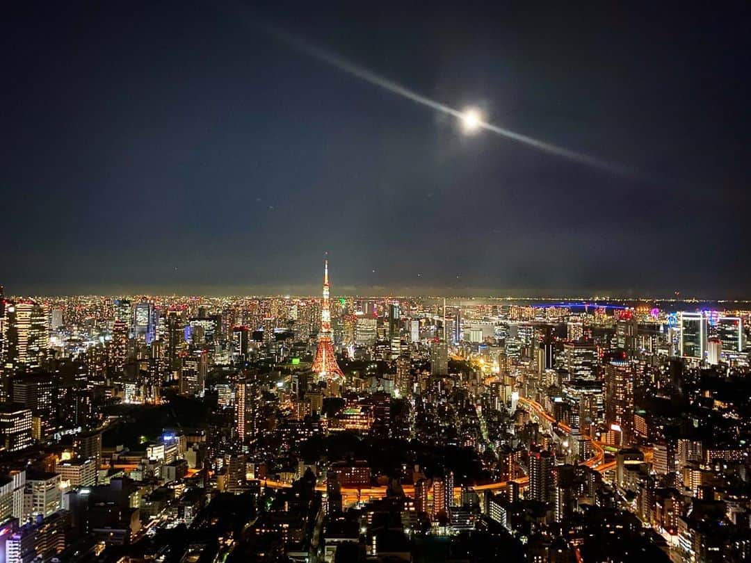 YUUGAさんのインスタグラム写真 - (YUUGAInstagram)「. . 東京の街🗼 夜景はとっても癒されます。🌛 . . . #六本木ヒルズ #六本木ヒルズ展望台 #展望台 #展望台からの景色 #景色 #夜景 #夜景撮影 #photo #pic #instagood #instalike #instagram #instapic #instaphoto #instamood #night #nightview #beauty #japan #tokyo #tokyotower #roppongi #roppongihills #followme #l4l」9月8日 18時44分 - yuuga1024