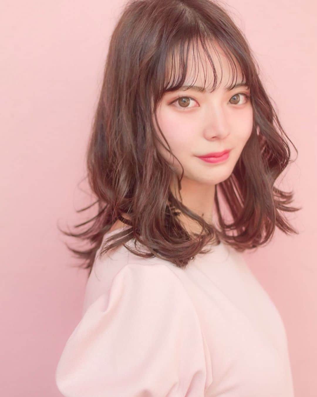 林桃絢美のインスタグラム：「・ こんばんは✨ ・ 先日美容院で撮影していただきました☺🌷 美容師さんって魔法使いみたいだなぁと行く度に思います🧚✨ Twitterに違うカットを載せたのでぜひチェックお願い致します🍉 ・ ・ 本日も #もなポチ していただけたら嬉しいです🌟 いつもたくさんの応援をありがとうございます！ 感謝の気持ちでいっぱいです💐 ・ ・ #日本女子大学コンテスト　#日本女子大学　#ミスコンテスト　#ミスコレ #美容院 #サロンモデル #東京美容院 #サロンモデル撮影 #サロンモデル東京 #被写体 #被写体モデル」