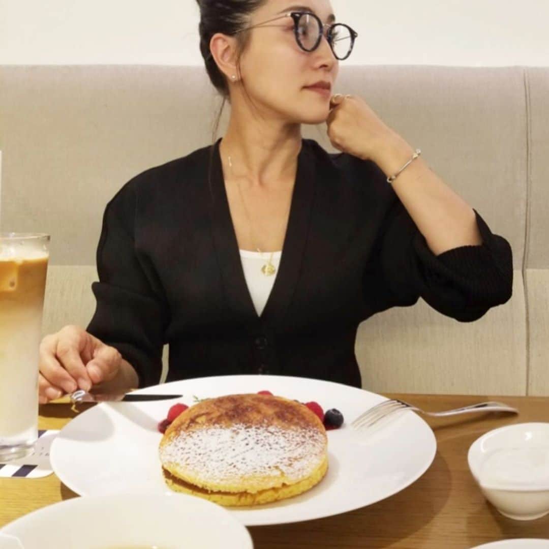 亀恭子のインスタグラム：「@mariha_official  のコインネックレス✴︎  カットソーに重ねるカジュアル感も好きだけど、 ニットに寄り添ってどこかセンシュアルなムードを。  コインネックレスって、合わせるお洋服でけっこう表情が変わります。  someday's… #fashion #ootd #kkstyle #tokyo #kamescloset #necklace #mariha #cardigan #akiranaka #september #autumn #珍しくパンケーキ食べた日」