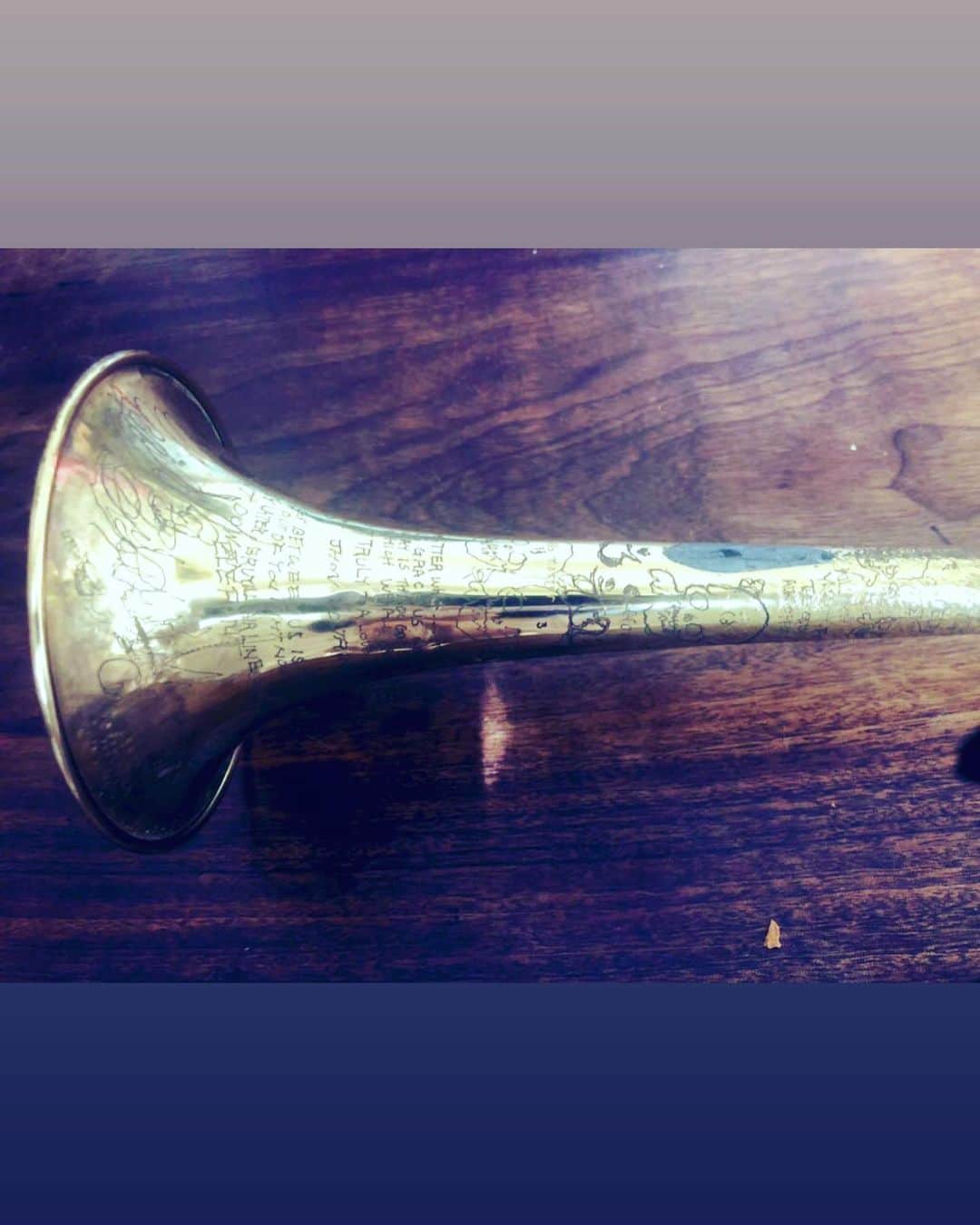 タブゾンビさんのインスタグラム写真 - (タブゾンビInstagram)「彫刻の練習  コツコツと  そしてライブの告知 9/16は大阪ケリーズいきますのです。 ひなっちとマサナオくんにお呼ばれしまして。嬉しっ。 大阪のみなさん何卒よろしくお願いします。  #trumpet #彫刻 #engraving  #engraver  #trumpeter」9月8日 18時53分 - tabuzombie