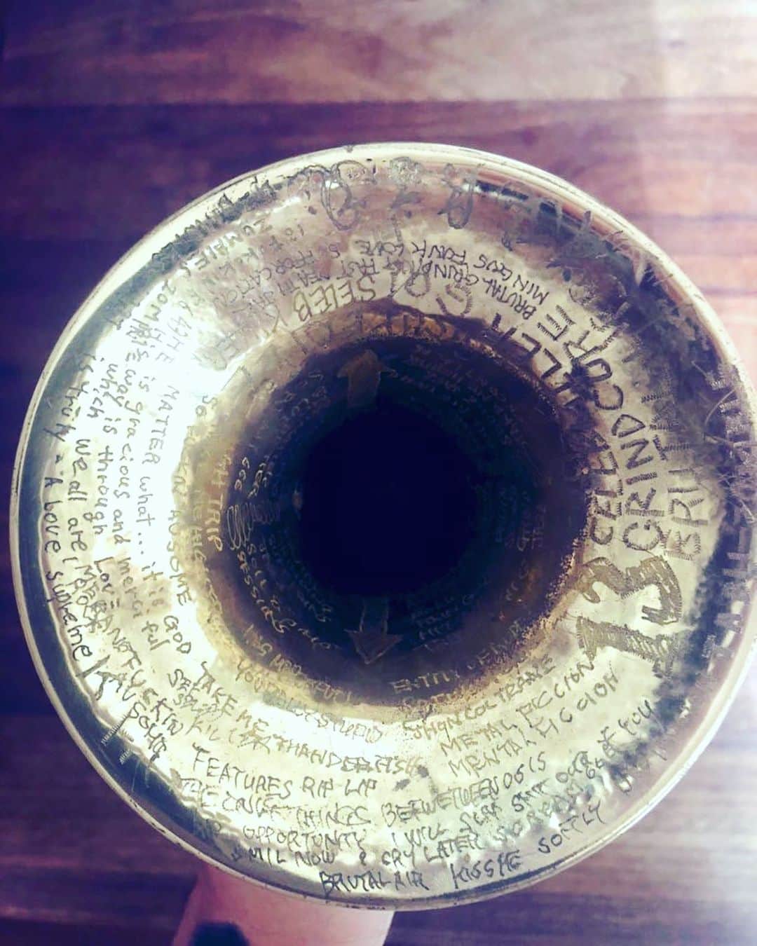タブゾンビのインスタグラム：「彫刻の練習  コツコツと  そしてライブの告知 9/16は大阪ケリーズいきますのです。 ひなっちとマサナオくんにお呼ばれしまして。嬉しっ。 大阪のみなさん何卒よろしくお願いします。  #trumpet #彫刻 #engraving  #engraver  #trumpeter」