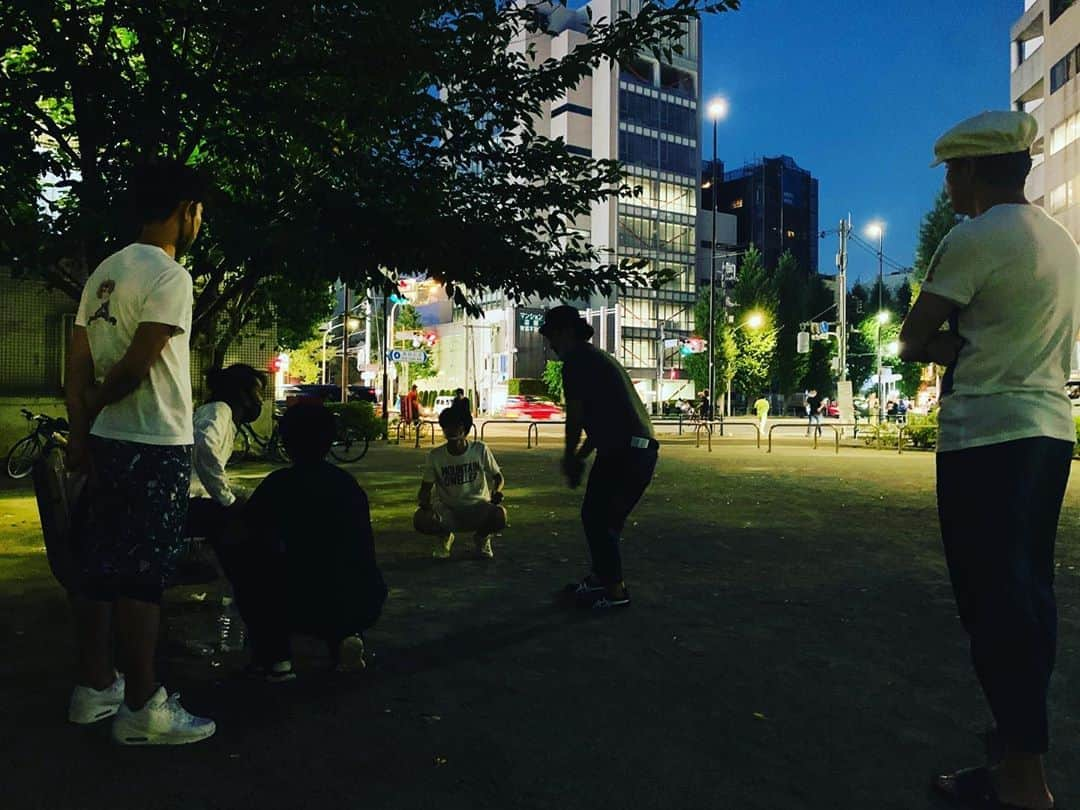 アモーレ橋本さんのインスタグラム写真 - (アモーレ橋本Instagram)「才能多才なメンバーが  公園で夜連  素敵じゃないですか  #オハヨウ劇場40分 #オハ劇 #大事なもの #朝男芝 #お芝居」9月8日 18時54分 - bravo_hashimoto