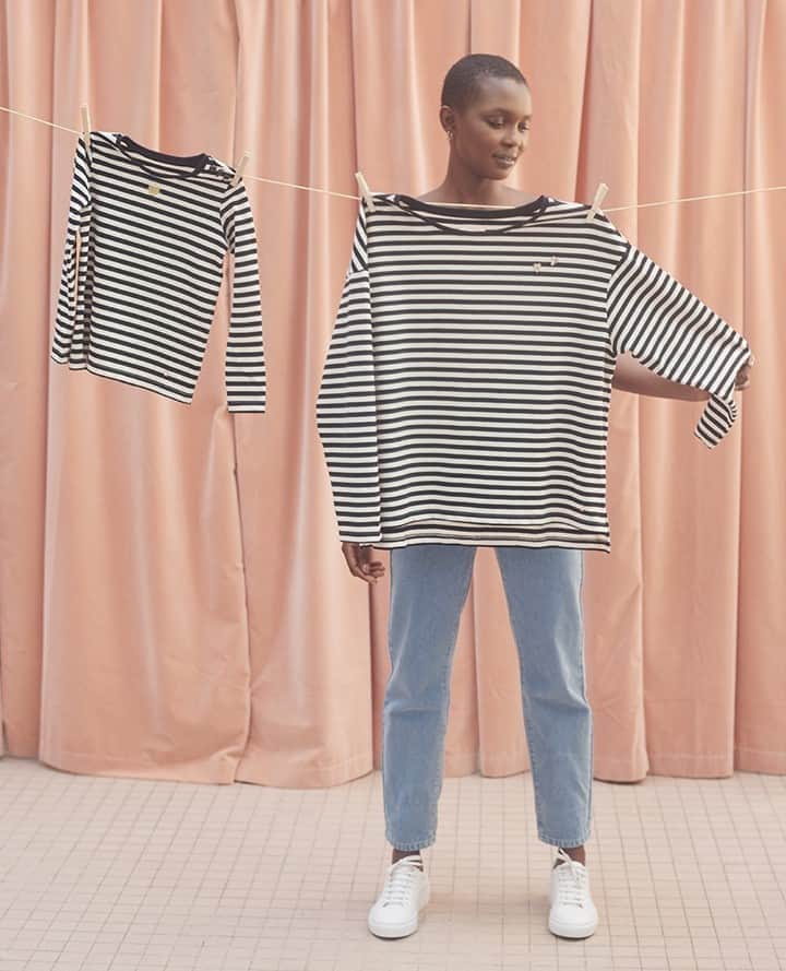 のインスタグラム：「✨LA VIE EN PLUS JOLIE depuis 20 ans ✨ ⁠ ⁠ Pour la première fois dans l’histoire de la marque, la marinière revisitée habille toute la tribu : femme, homme et petite-fille ! ⁠ ⁠ #despetitshauts #despetitshautsaddict #despetitsmoments #nouvellecollection #lavieenplusjoliedepuis20ans #lavieenplusjolie」