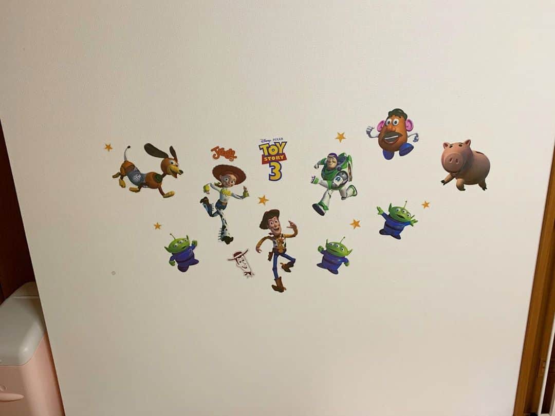 のインスタグラム：「喜ぶかなあと思って🙂  #toystory #wallsticker」