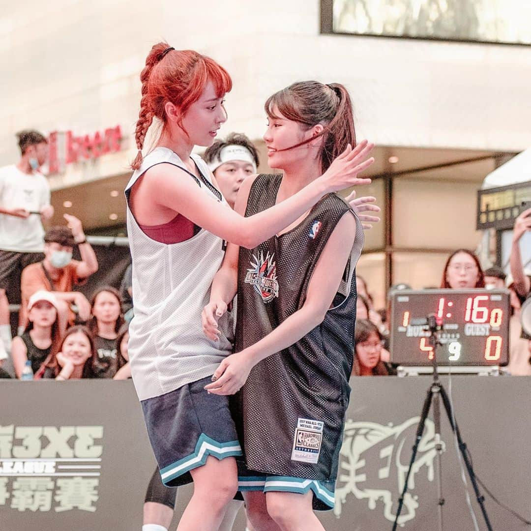 琳妲さんのインスタグラム写真 - (琳妲Instagram)「🌹🏀⛹️‍♀️ 第一張想要浪漫的壁咚我後 後面真的死不讓我碰到球餒 可惡手長腳長真好 @julieju00  啊怎麼都是我跟你的照片😂😂😂 - @mitchellandnesstaiwan @ddd3x3league @yysports_official #basketball #鬥到底籃球3x3城市爭霸賽」9月8日 18時58分 - linda831212