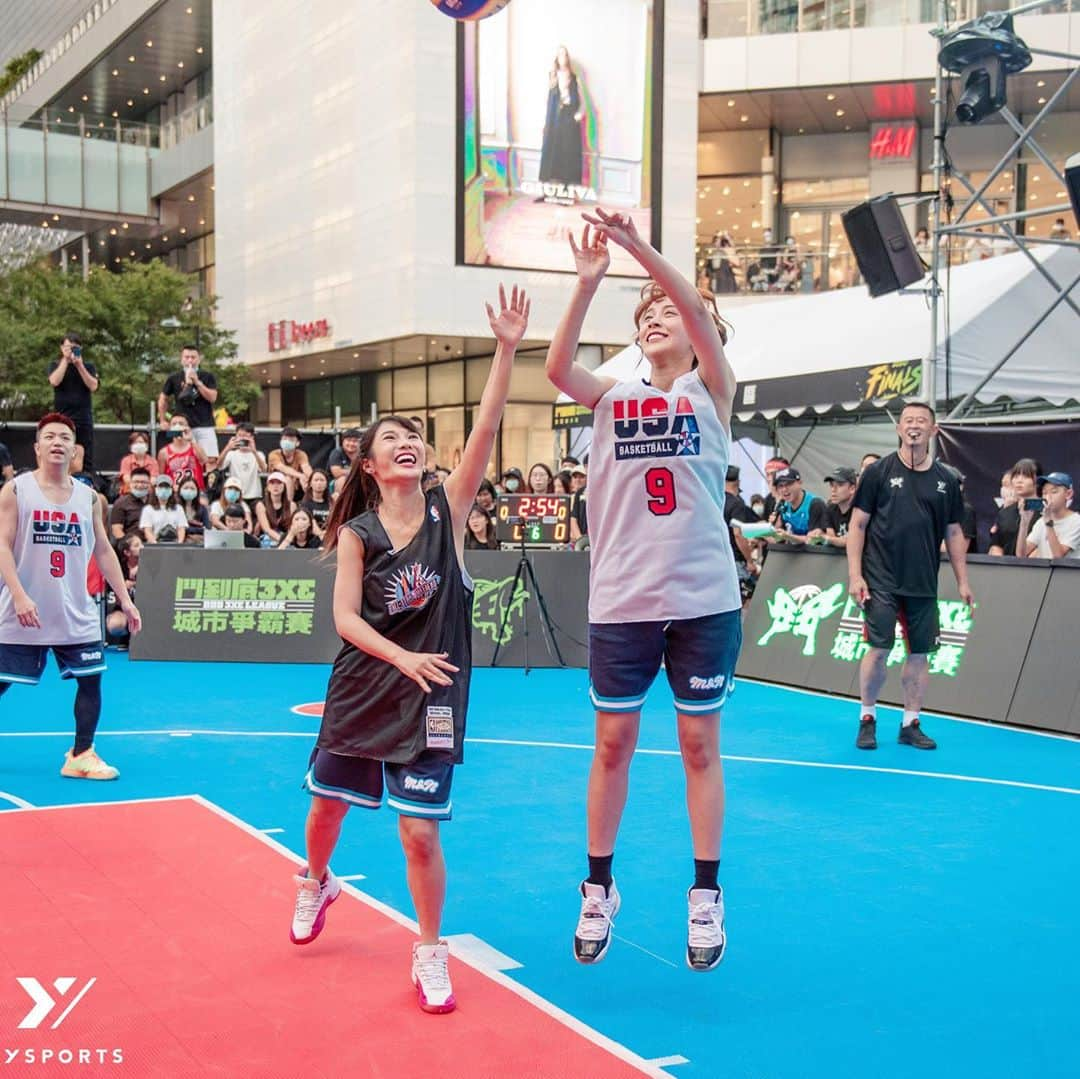 琳妲さんのインスタグラム写真 - (琳妲Instagram)「🌹🏀⛹️‍♀️ 第一張想要浪漫的壁咚我後 後面真的死不讓我碰到球餒 可惡手長腳長真好 @julieju00  啊怎麼都是我跟你的照片😂😂😂 - @mitchellandnesstaiwan @ddd3x3league @yysports_official #basketball #鬥到底籃球3x3城市爭霸賽」9月8日 18時58分 - linda831212