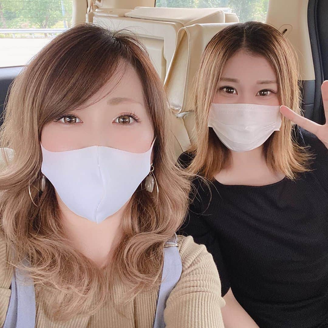 太陽チャンネルのインスタグラム：「弾丸コストコツアー🤘🤘💕 今日の動画は観ていただけましたか？ 可愛いお友達を急に誘ってコストコ行ってきました😆💕 休日しか行ったことないから 平日の買い物のしやすさに感動🥺💕 時間ないけど、大人だけで平日に来るべきですね！！ ロティサリーチキンは初めて買って、 安いし美味しそうだし～と思ったけど もう買わないなー🤣 マンゴーシュリンプサラダはマンゴーが海鮮！？て 錯覚する感じでまろまろしてて美味しかった♡ 付属のソースは酸っぱくて、 シーザーサラダドレッシングをかけて食べました笑 キウイはたくさん入って大きくて甘くて大満足😍また買お～♡おすすめしてもらった韓国のりフレークも買えたし、 骨盤メディキュットも2個セットで激安だし いい買い物できた😍💕 マンゴースムージーとホットドッグ食べながら帰ったよ～ マンゴースムージーまんまマンゴーで最高やった🤘 時間なさすぎて食料メインなっちゃったから 次は日用品目当てに行きマショウ😘 またオススメあったらコメント欄によろしく～🥰🤘 #コストコ #コストコ購入品 #costoco #コストコおすすめ  #太陽チャンネル」